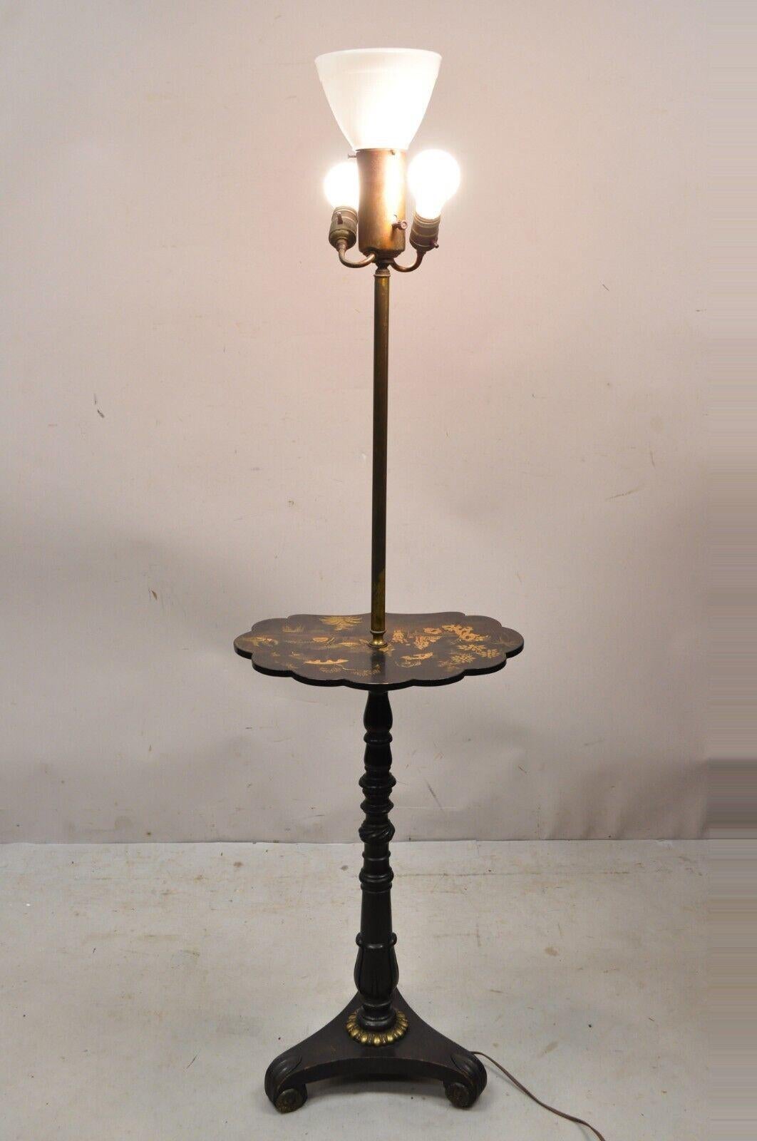 Antigua Lámpara de Pie Inglesa Victoriana Chinoiserie Lacada con Mesa Festoneada siglo XX en venta