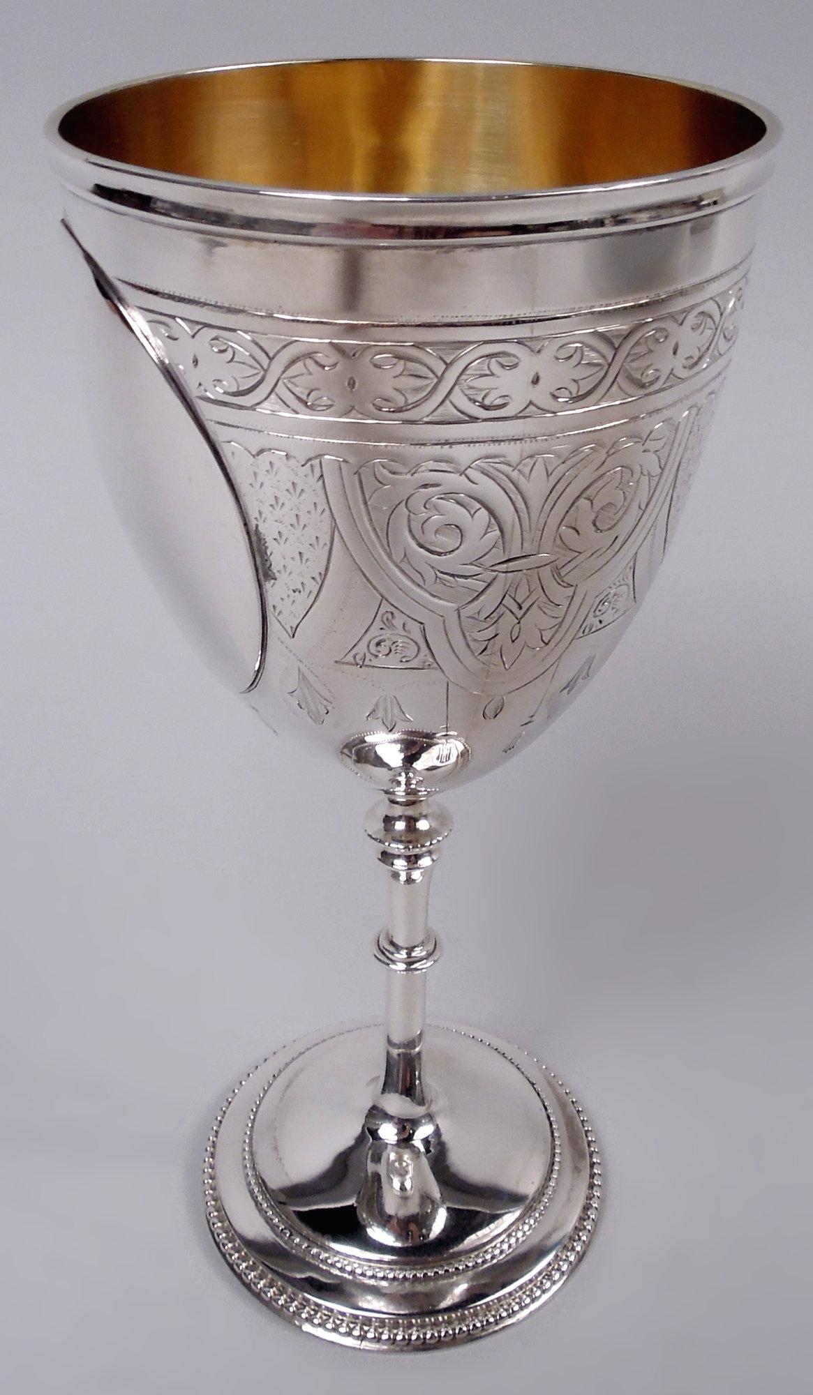 Copa clásica victoriana de plata de ley. Fabricado por George Unite en Birmingham en 1865. Cuenco oval sobre tallo cilíndrico nudoso; pie de doble cúpula. Adorno de trébol grabado al ácido: Volutas de hojas y pañales en marcos; cenefa guilloché y