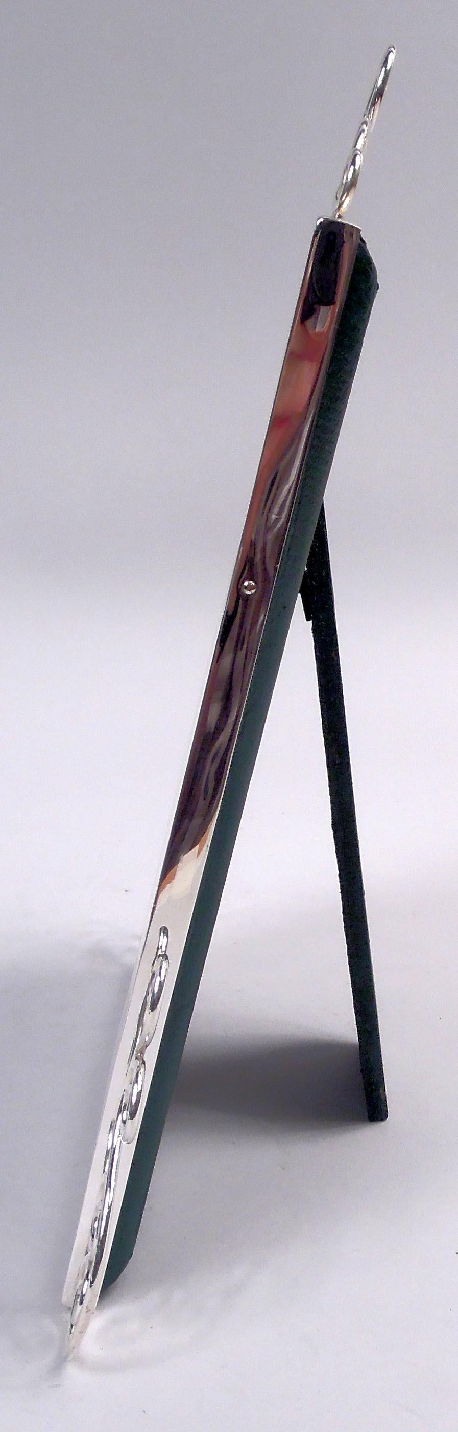 Cornice per quadri in argento massiccio di stile vittoriano inglese, 1896. Cornice rettangolare liscia e piatta con supporti laterali a spirale e corona. Con vetro smussato, rivestimento in seta, retro in legno dipinto e supporto a cavalletto