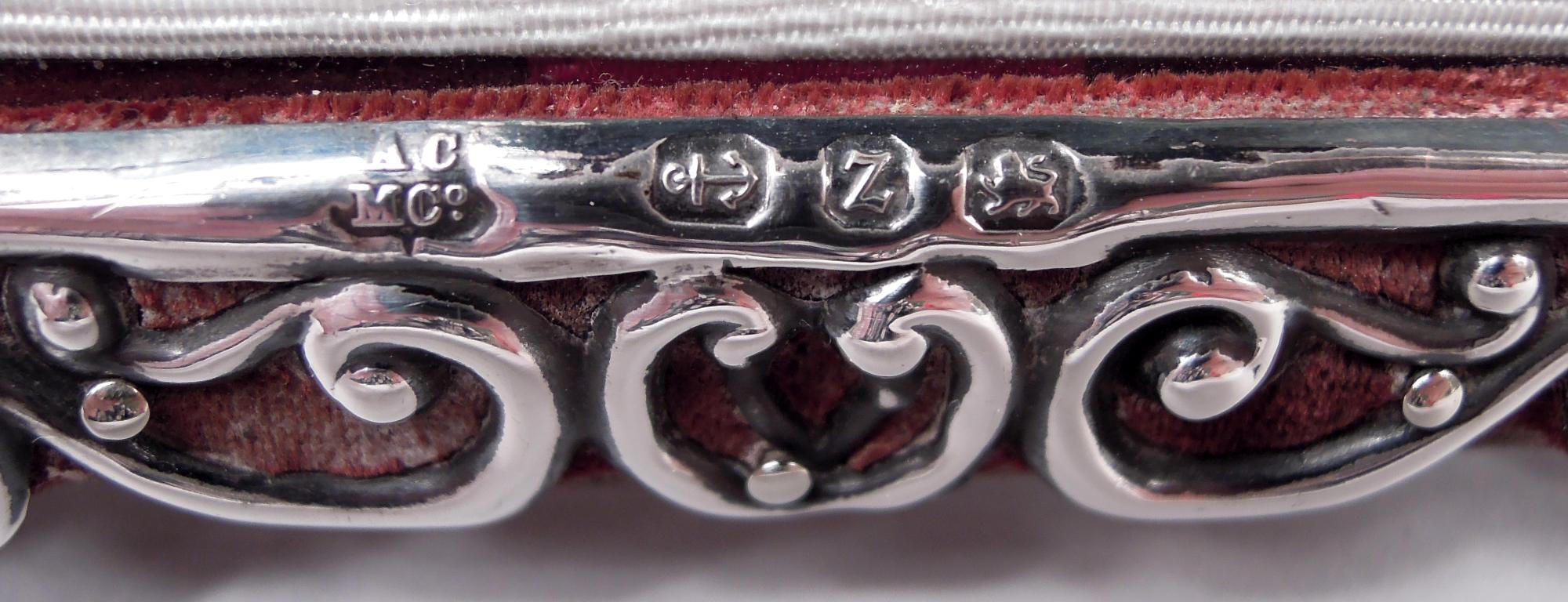 Cadre ancien en argent sterling de style victorien classique anglais 1899 Bon état - En vente à New York, NY