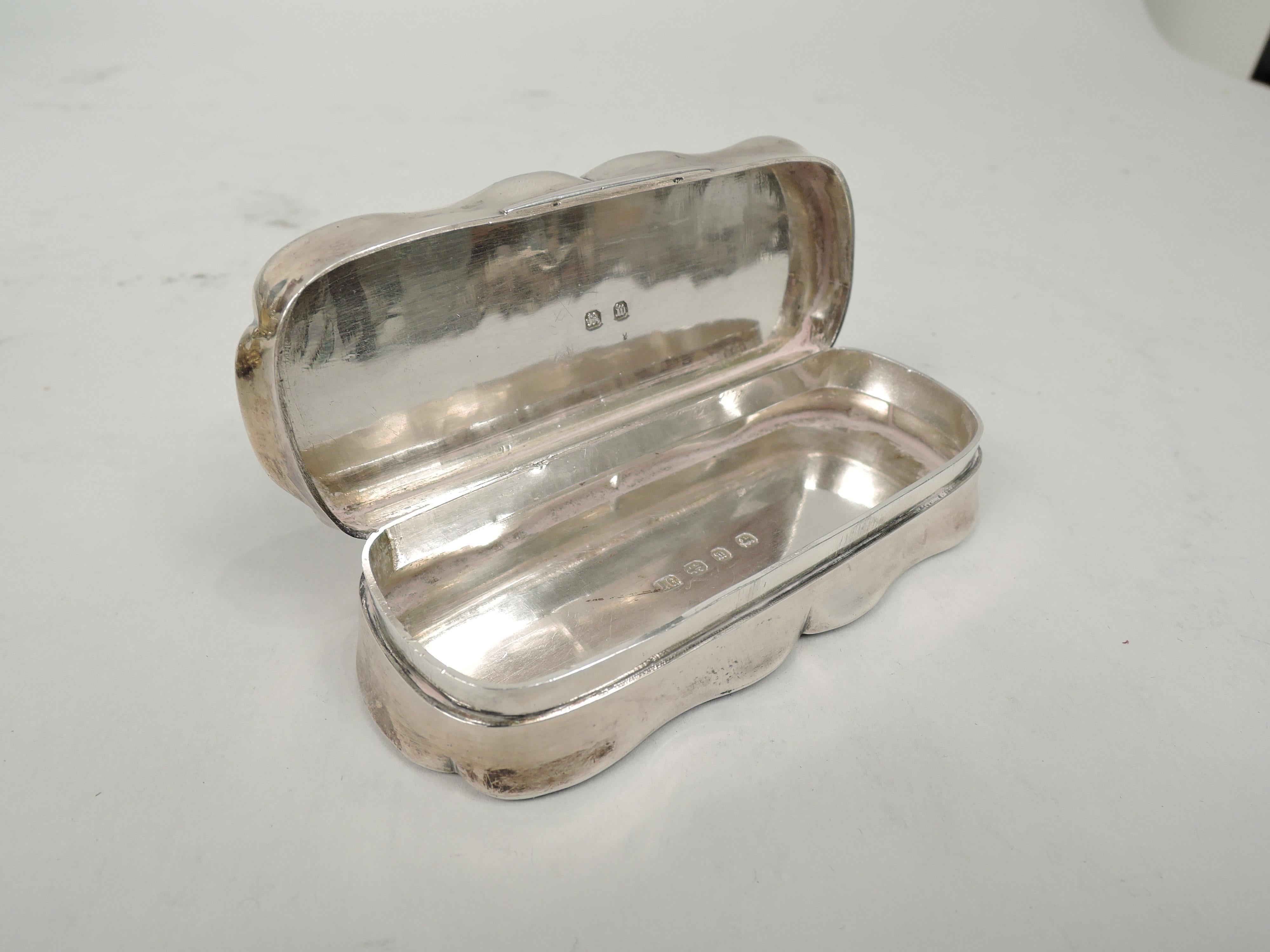 Antique English Victorian Classical Sterling Silver Snuffbox In Good Condition In New York, NY