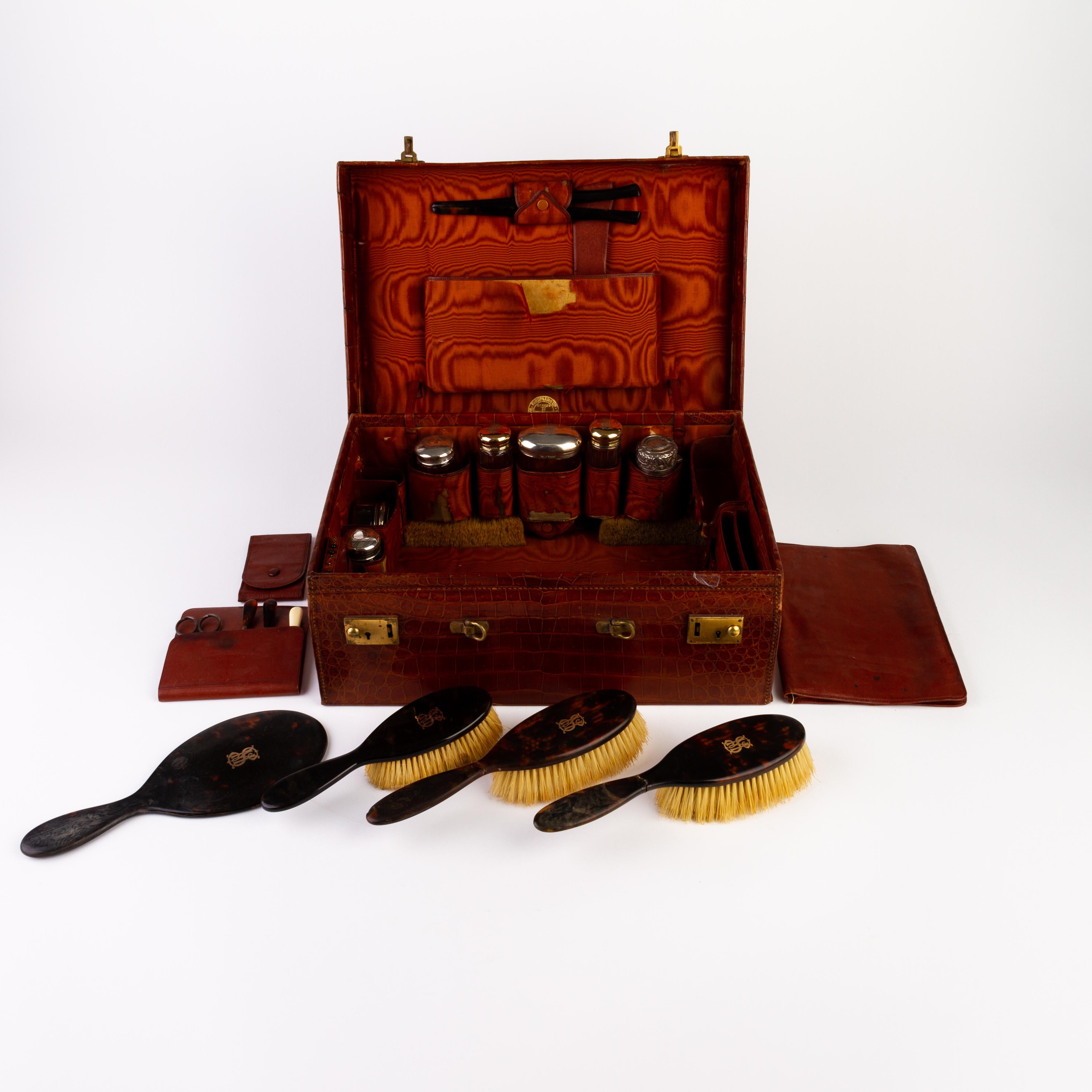 Victorian Crocodile Skin Vanity Travelling Case 19th Century 

From a private English collection
Free international shipping

