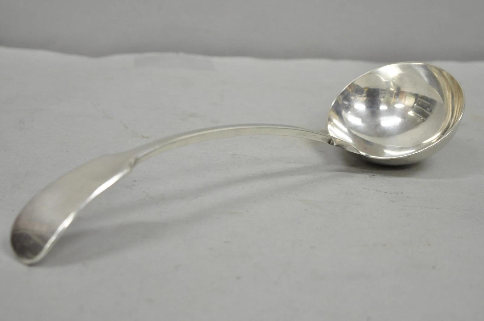 Antico mestolo da zuppa inglese vittoriano Daniel & Arter con motivo a violino e placcato in argento. Circa all'inizio del XX secolo. Misure: 2,5