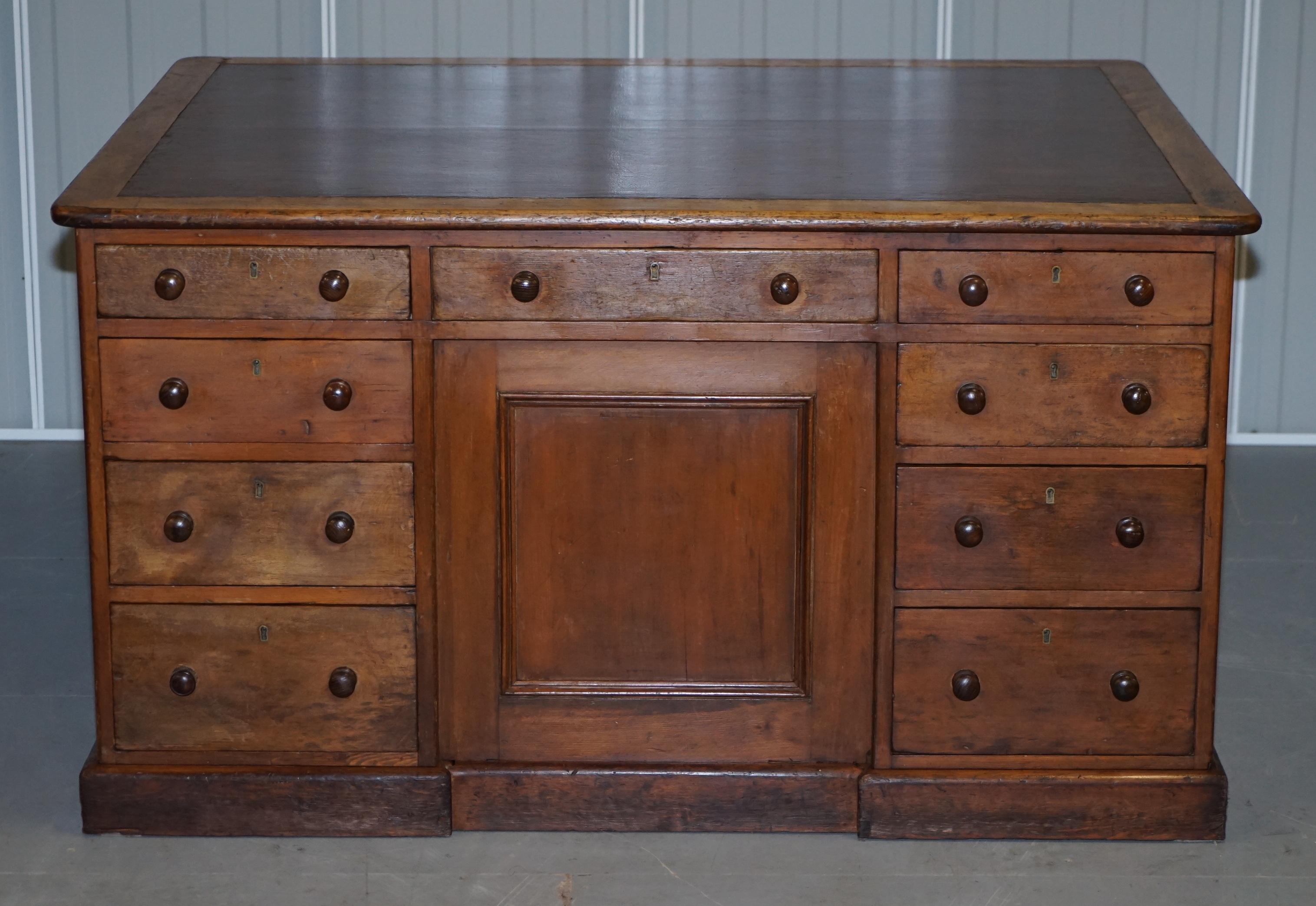 Antiker englischer viktorianischer doppelseitiger Eichenholz-Schreibtisch mit zwei Schubladen, 18 Schubladen, Knieloch im Angebot 3