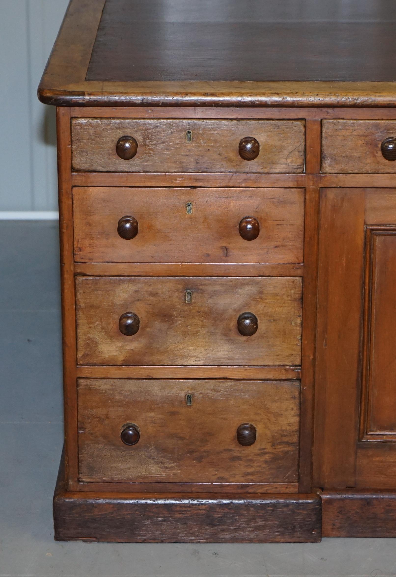 Antique English Victorian Double Sided Oak Twin Pedestal 18 Drawer Kneehole Desk For Sale 3