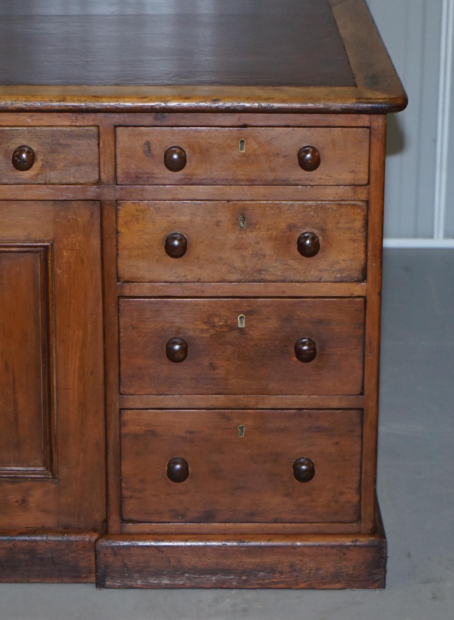 Antique English Victorian Double Sided Oak Twin Pedestal 18 Drawer Kneehole Desk For Sale 4