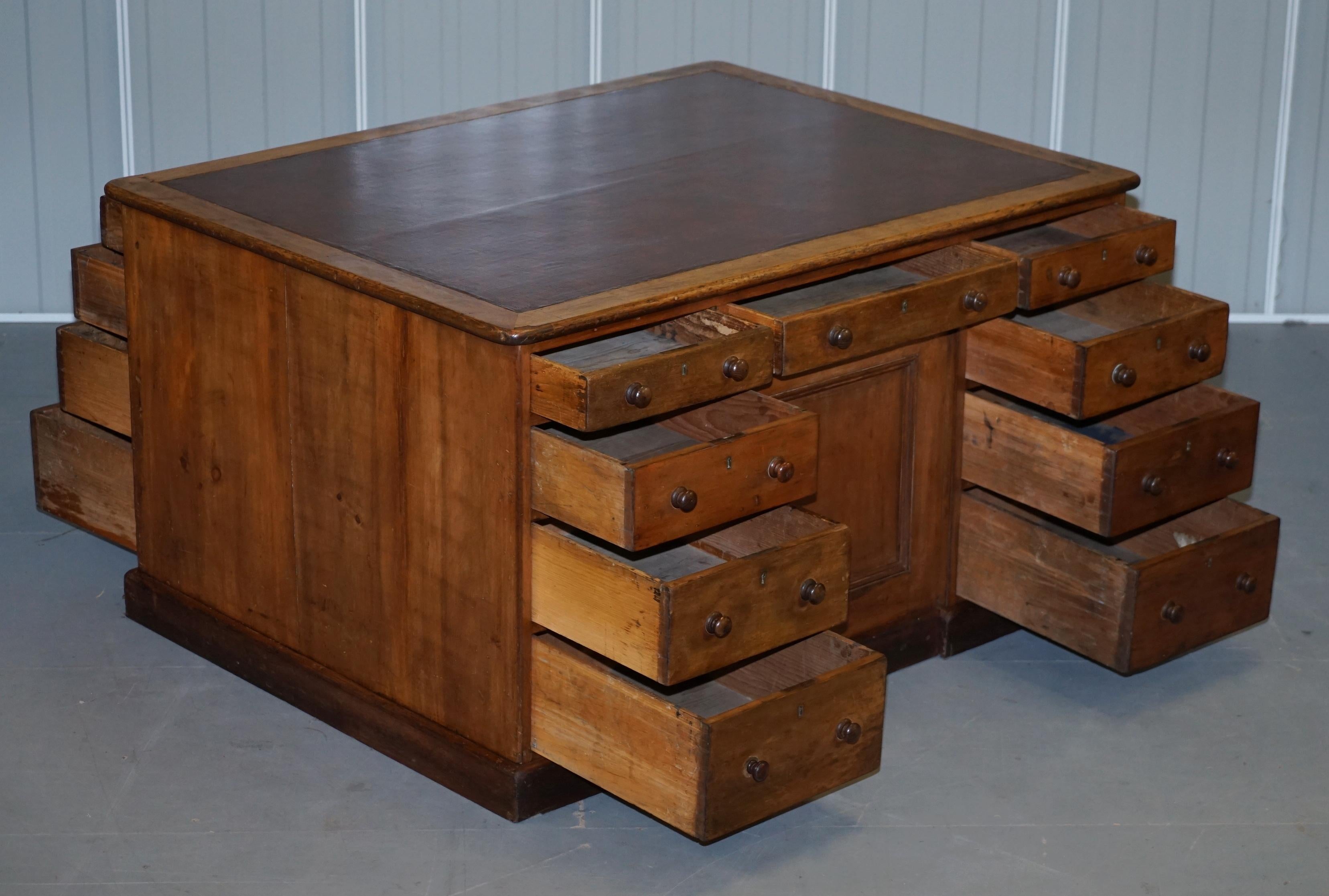 Antique English Victorian Double Sided Oak Twin Pedestal 18 Drawer Kneehole Desk For Sale 5