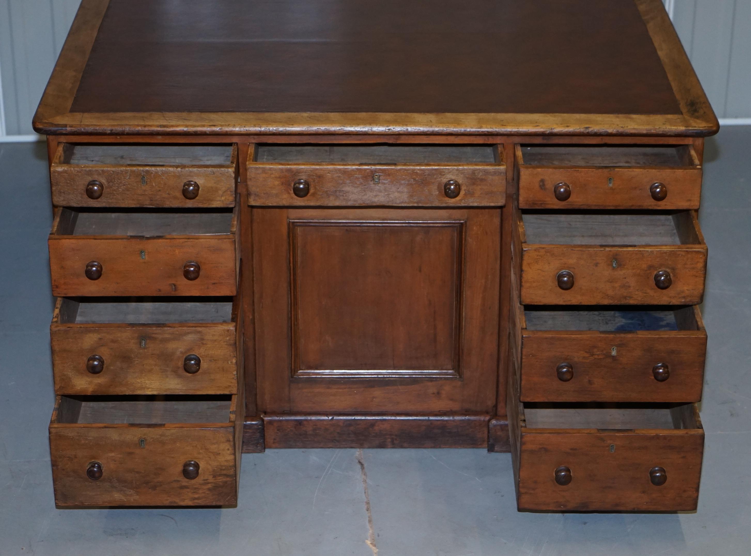 Antiker englischer viktorianischer doppelseitiger Eichenholz-Schreibtisch mit zwei Schubladen, 18 Schubladen, Knieloch im Angebot 7