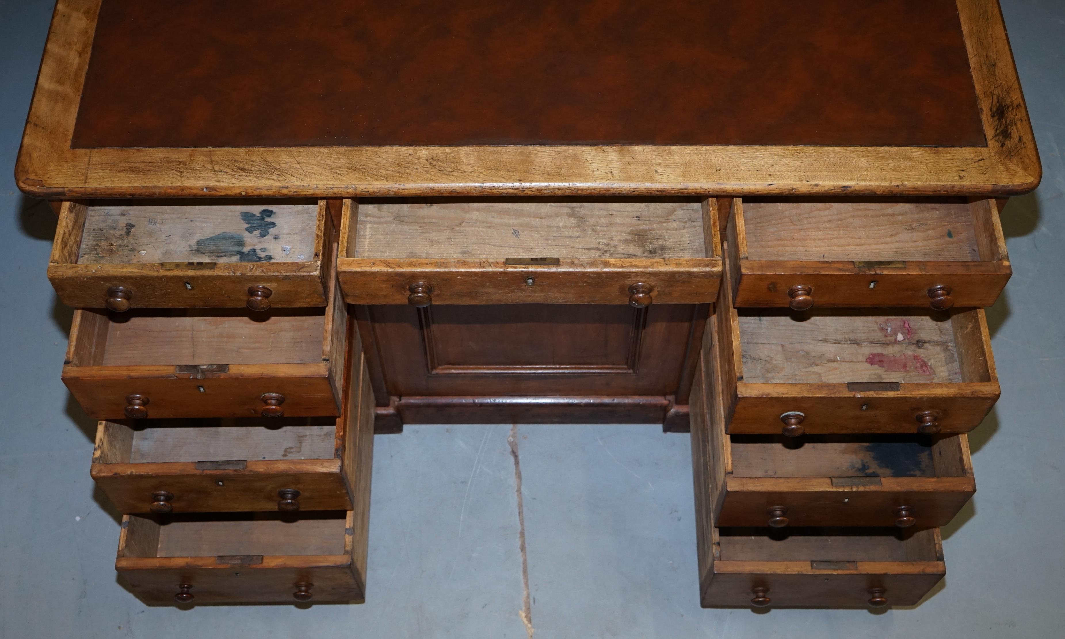 Ancien bureau victorien anglais à 18 tiroirs et à double face en chêne avec piédestal jumeau en vente 7