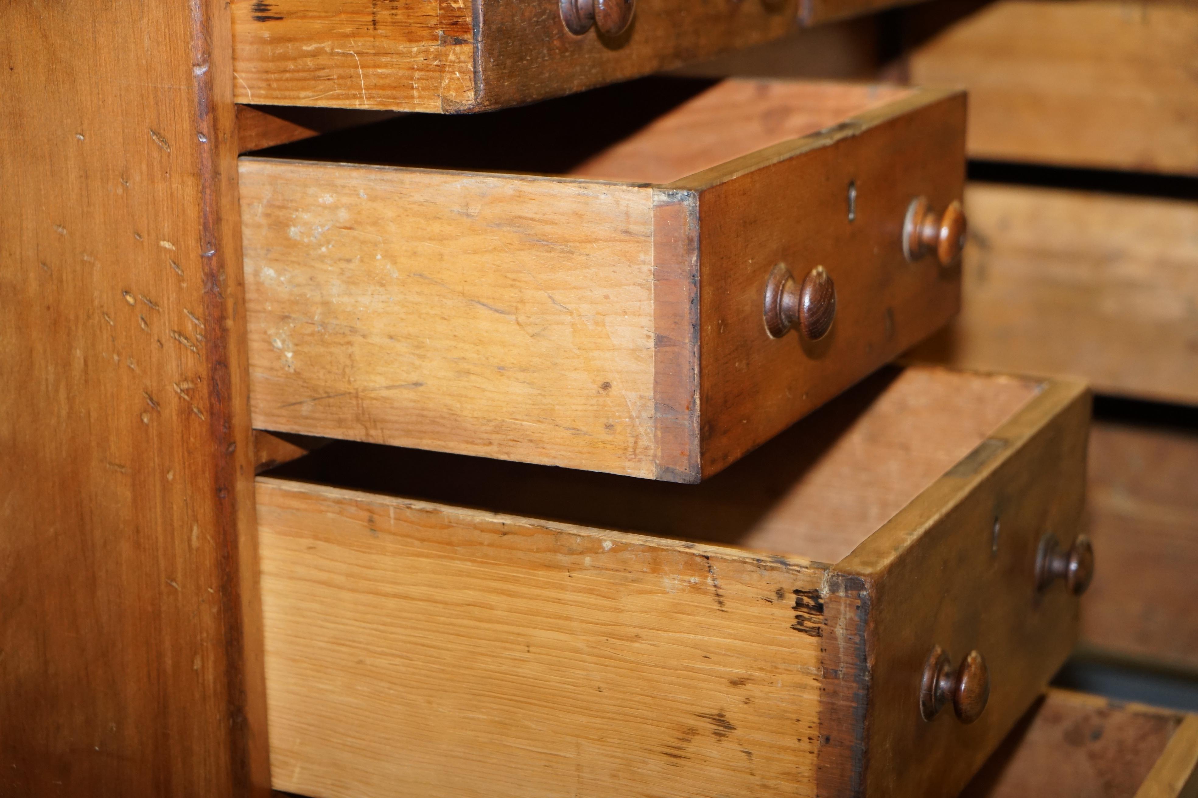 Antiker englischer viktorianischer doppelseitiger Eichenholz-Schreibtisch mit zwei Schubladen, 18 Schubladen, Knieloch im Angebot 9