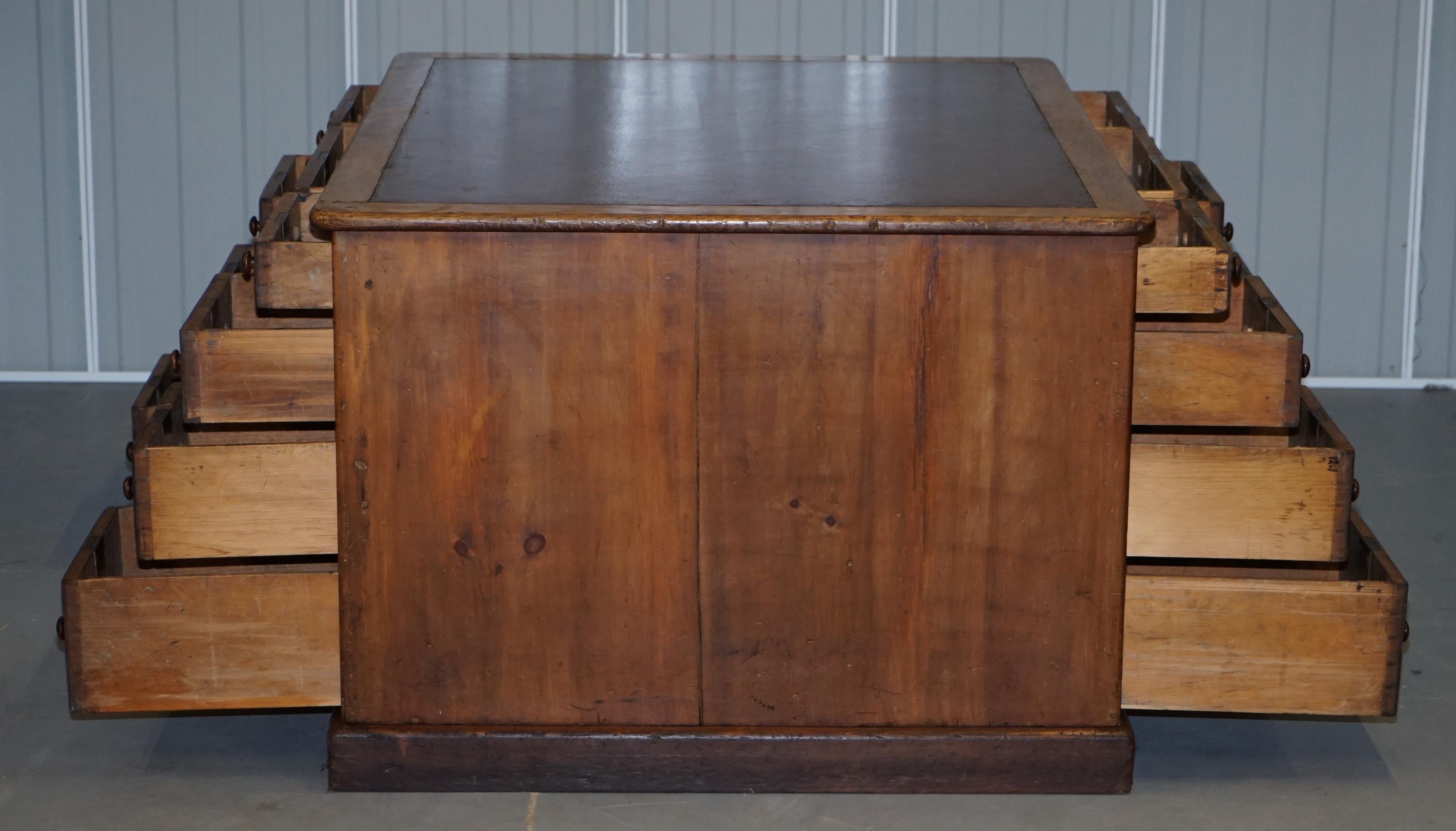 Ancien bureau victorien anglais à 18 tiroirs et à double face en chêne avec piédestal jumeau en vente 9