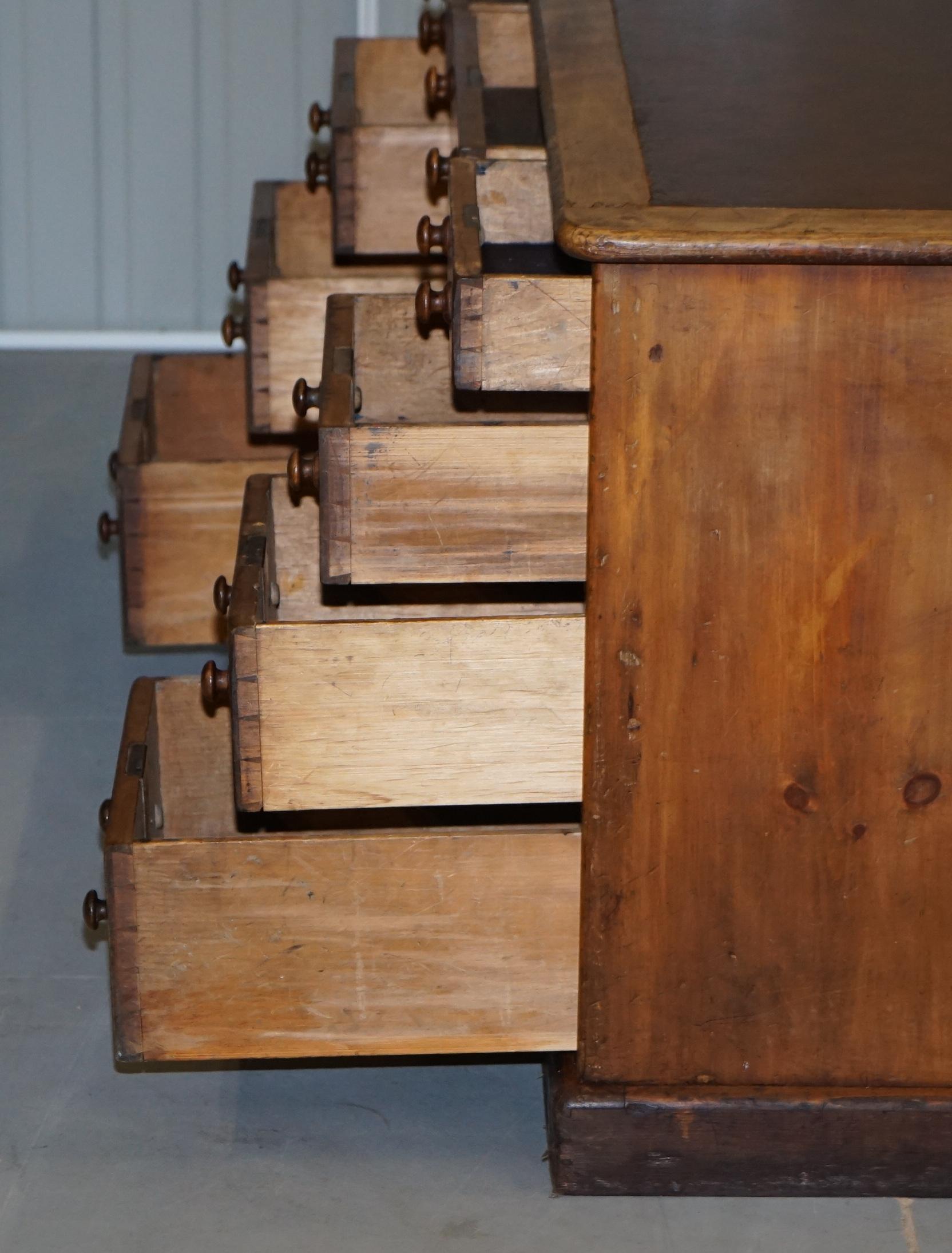 Antiker englischer viktorianischer doppelseitiger Eichenholz-Schreibtisch mit zwei Schubladen, 18 Schubladen, Knieloch im Angebot 11