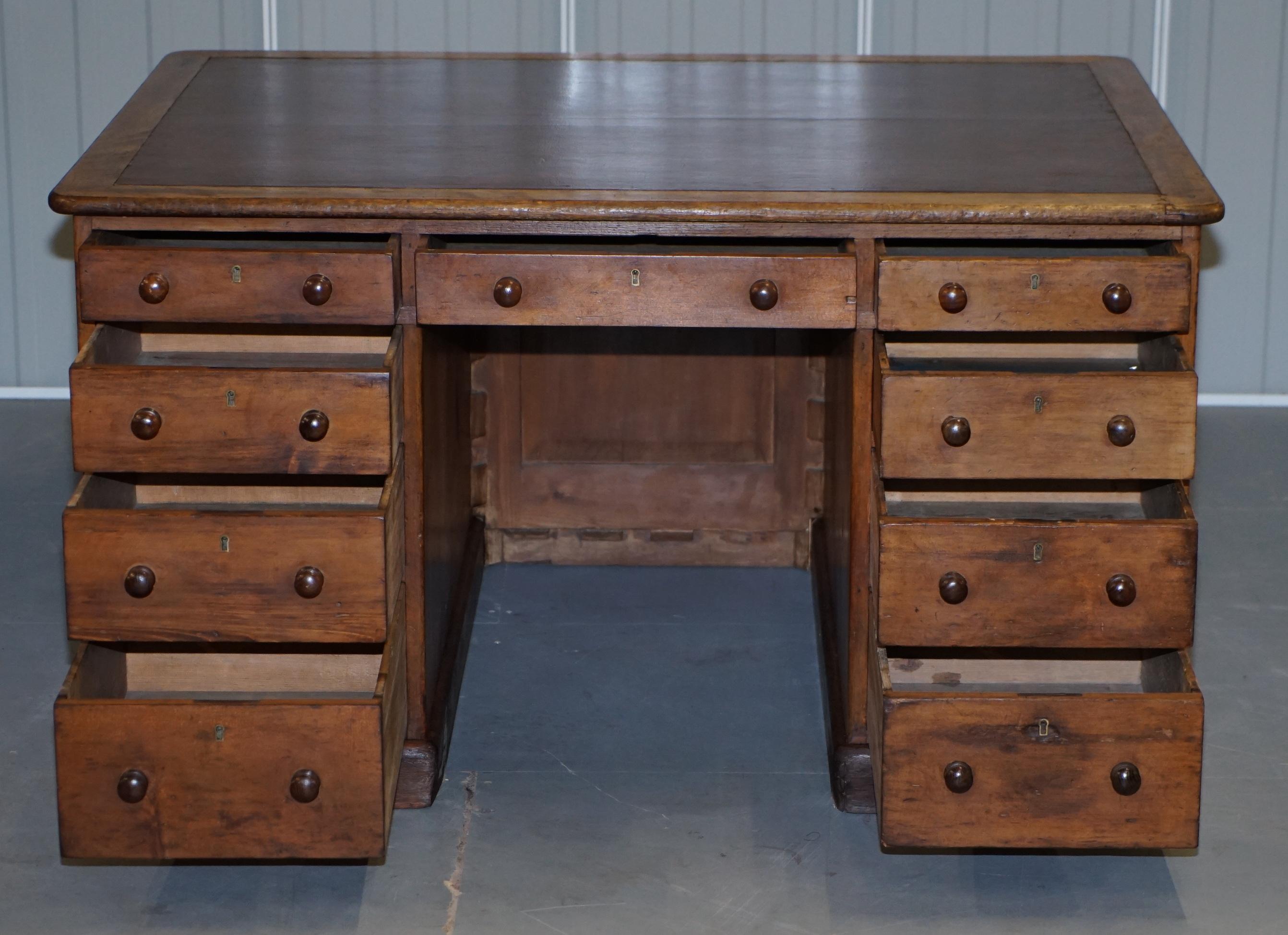 Antica scrivania vittoriana inglese a due lati con piedistallo in Oak a 18 cassetti con foro per il ginocchio in vendita 12