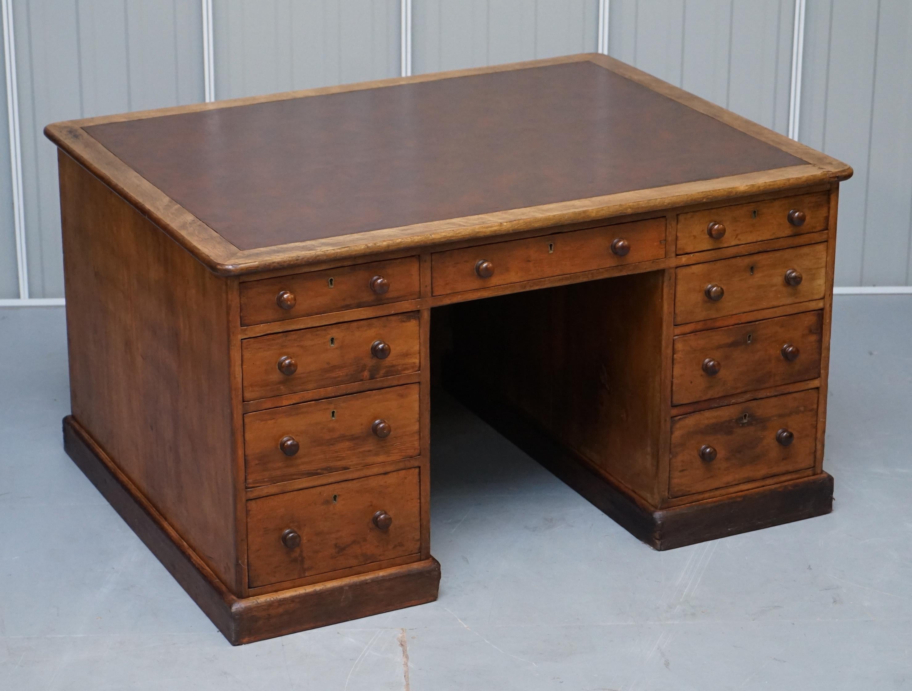 Wir freuen uns, diese absolut atemberaubende circa 1880 viktorianischen englischen Eiche antiken Knie Loch 18 Schublade Schreibtisch zum Verkauf anbieten

Ein wunderbarer Schreibtisch, wirklich sehr massiv und selten zu finden mit den vollen neun