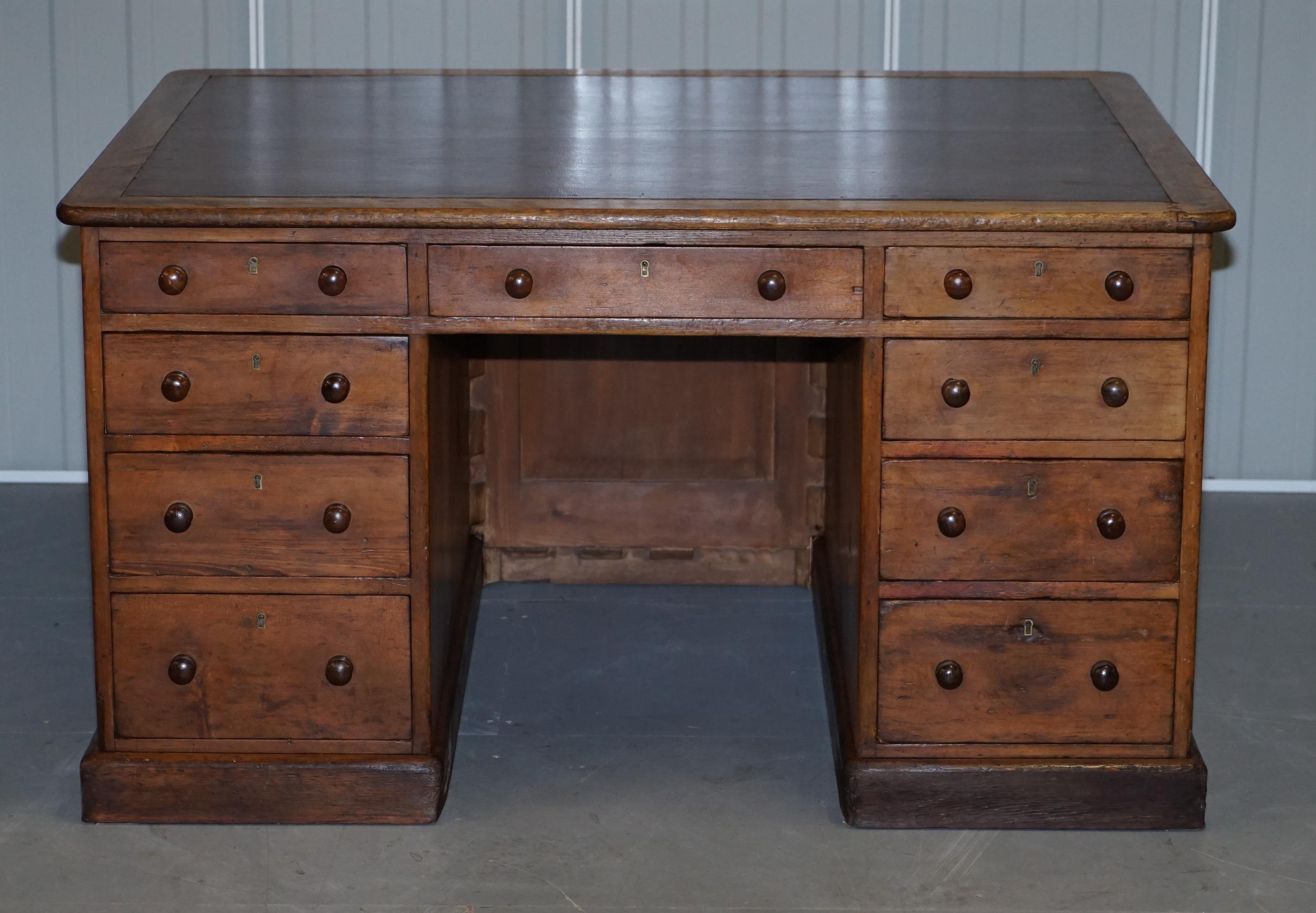 Antiker englischer viktorianischer doppelseitiger Eichenholz-Schreibtisch mit zwei Schubladen, 18 Schubladen, Knieloch (Viktorianisch) im Angebot
