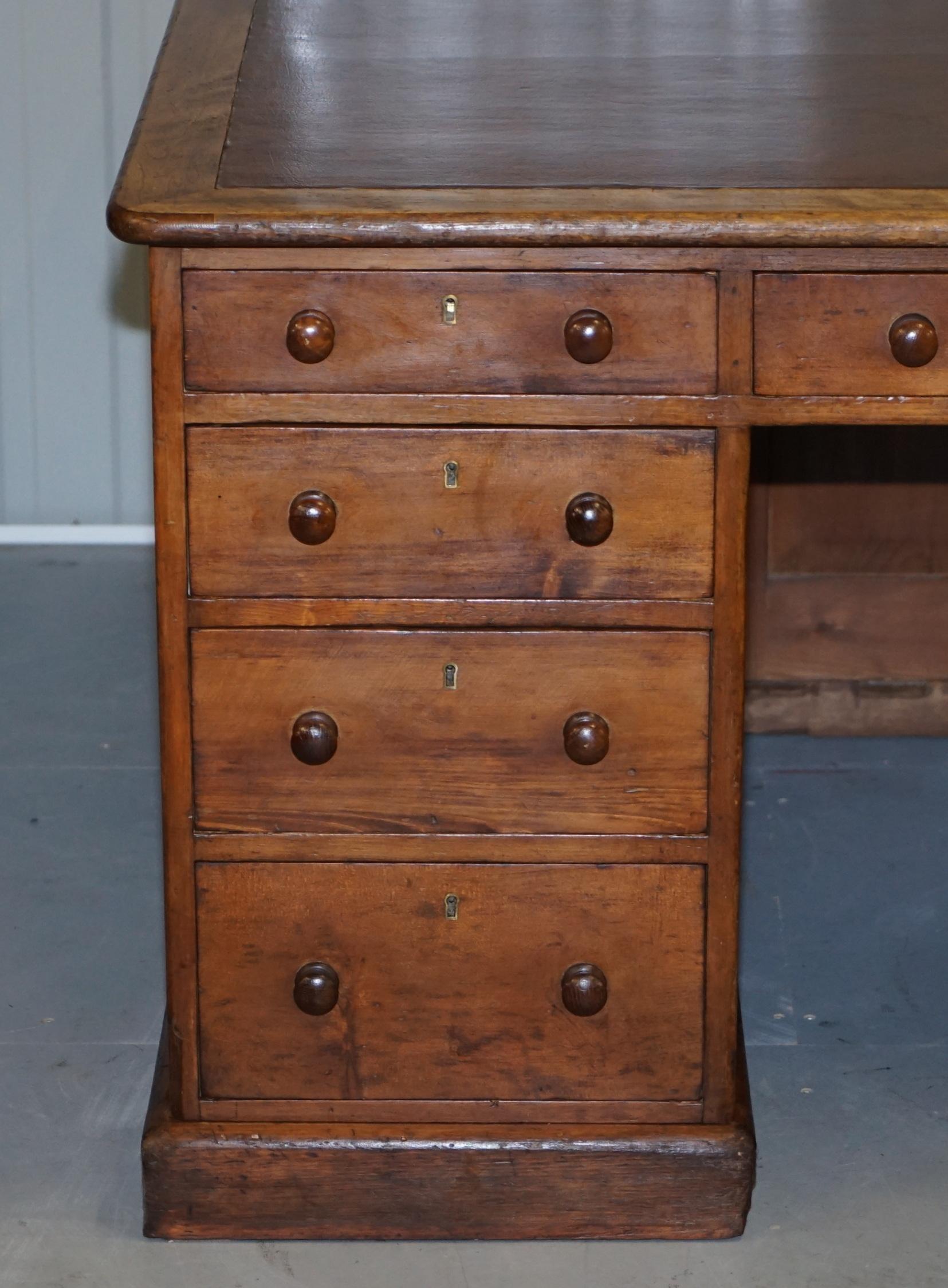 Antiker englischer viktorianischer doppelseitiger Eichenholz-Schreibtisch mit zwei Schubladen, 18 Schubladen, Knieloch (Englisch) im Angebot