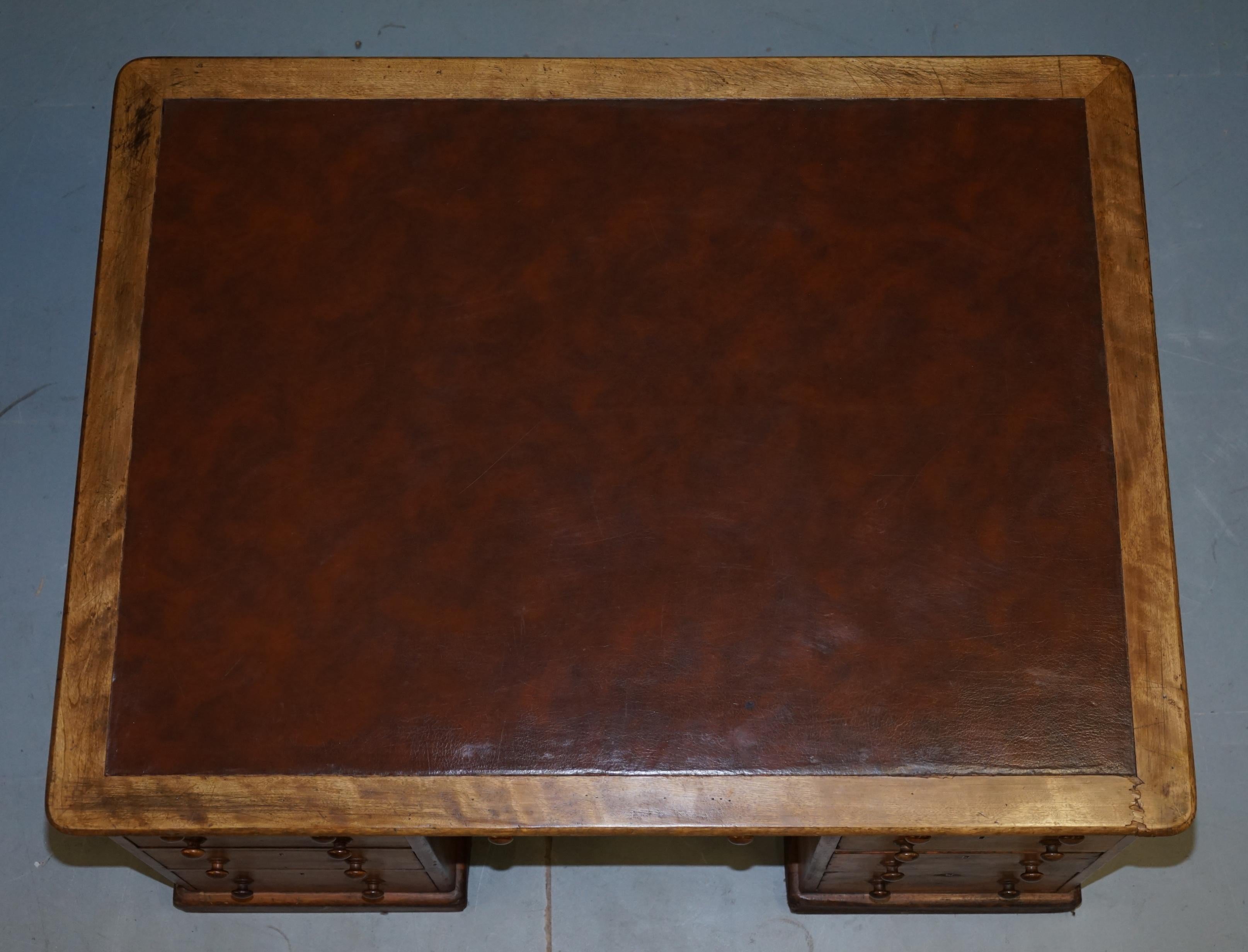 Antiker englischer viktorianischer doppelseitiger Eichenholz-Schreibtisch mit zwei Schubladen, 18 Schubladen, Knieloch (Spätes 19. Jahrhundert) im Angebot