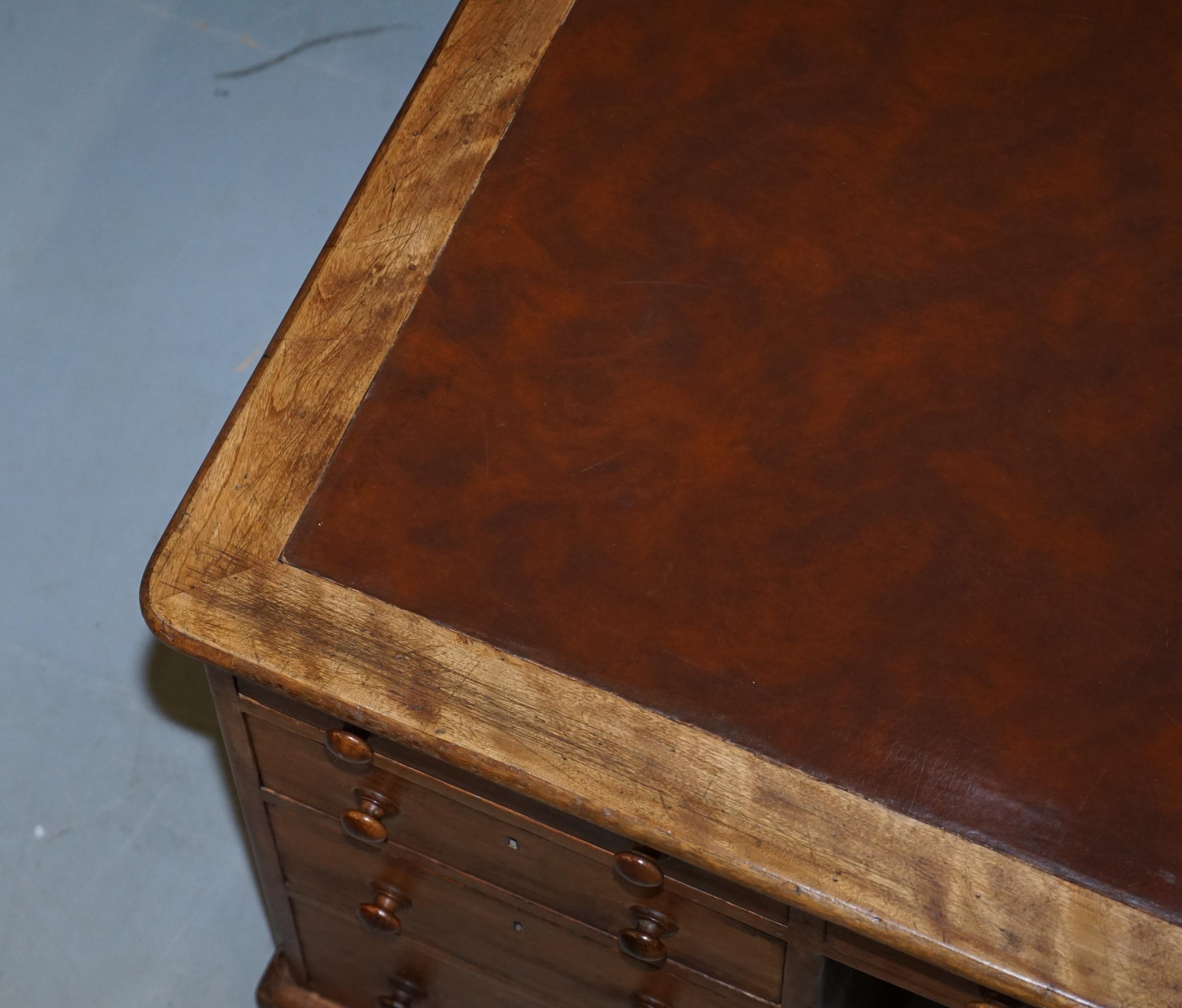 Antiker englischer viktorianischer doppelseitiger Eichenholz-Schreibtisch mit zwei Schubladen, 18 Schubladen, Knieloch (Leder) im Angebot