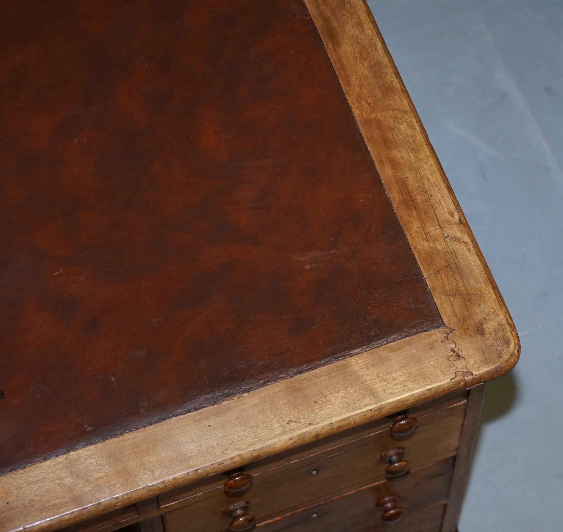 Antica scrivania vittoriana inglese a due lati con piedistallo in Oak a 18 cassetti con foro per il ginocchio in vendita 1