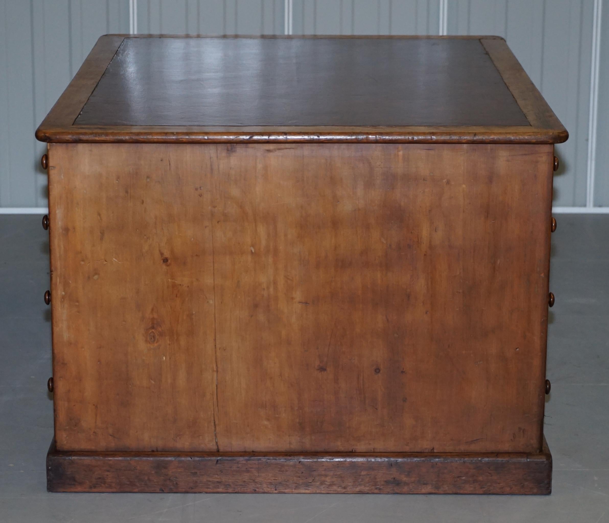 Antica scrivania vittoriana inglese a due lati con piedistallo in Oak a 18 cassetti con foro per il ginocchio in vendita 2