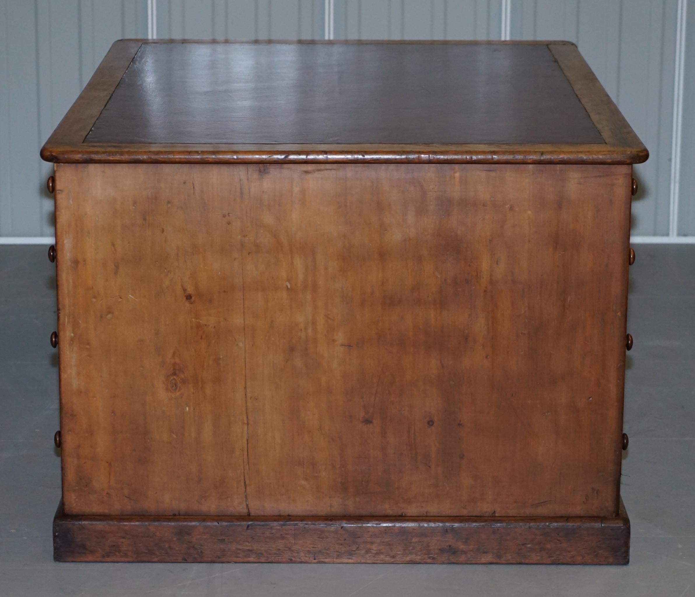 Antiguo Escritorio Victoriano Inglés de Doble Cara y Doble Pedestal de Roble con 18 Cajones y Rodillera en venta 3