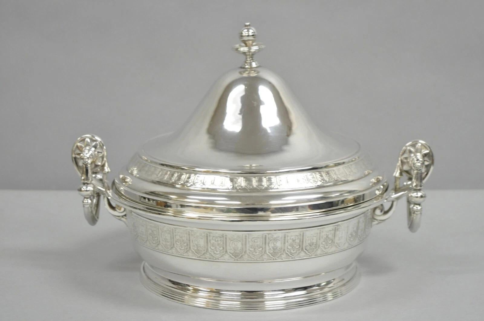 Ancienne soupière anglaise victorienne et édouardienne Reed & Barton en métal argenté avec poignées en forme de goutte. Circa Early 20th Century. Dimensions : 10