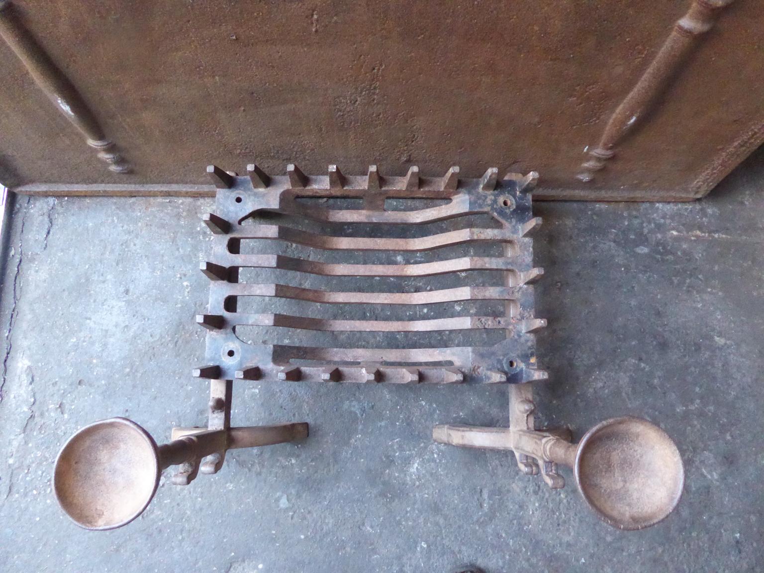  Antique English Victorian Fireplace Grate or Fire Grate, 19th Century In Good Condition In Amerongen, NL