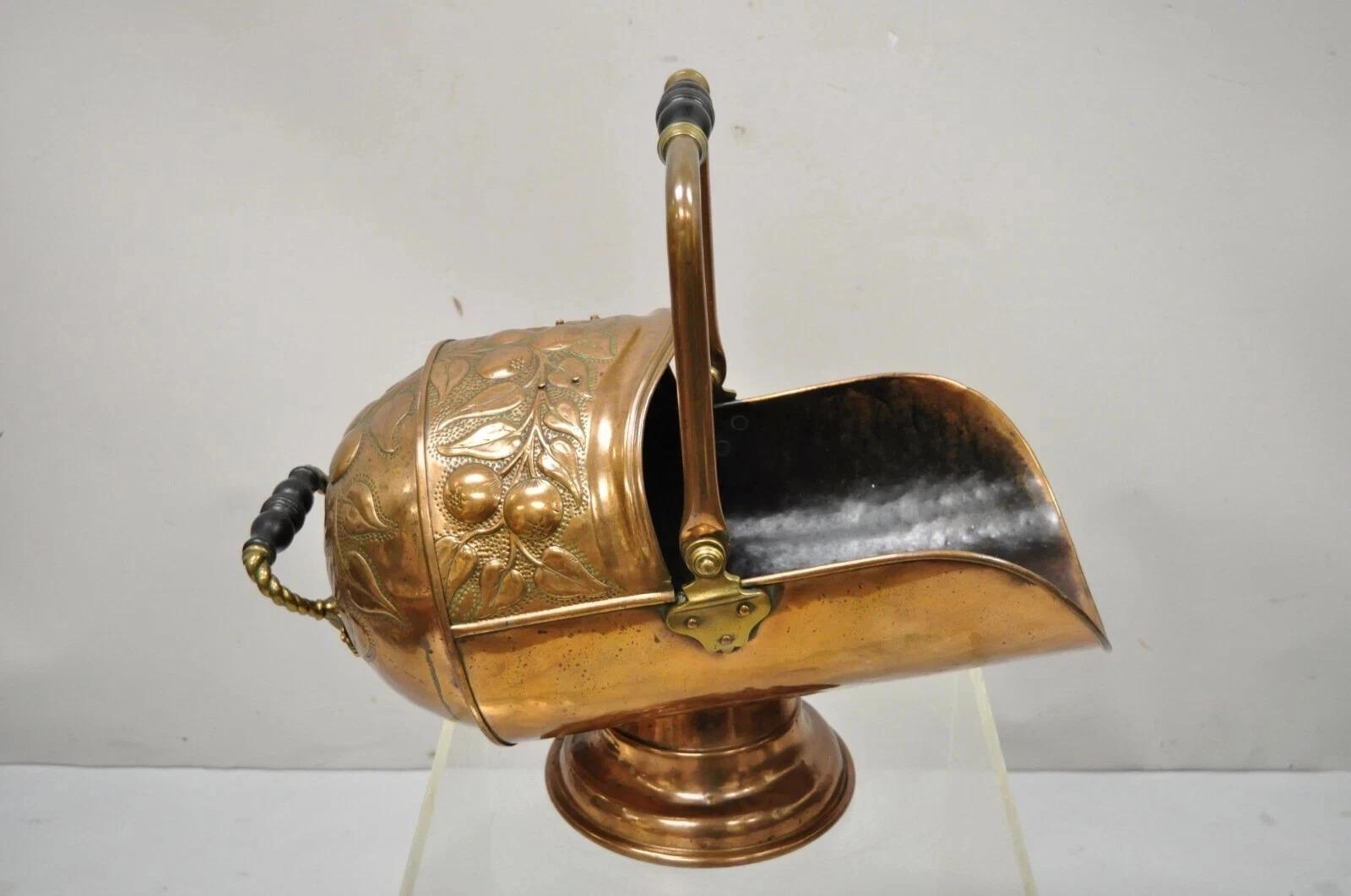 Antike englische viktorianische Floral geprägte Kupfer Helm Kohle Scuttle Eimer. Artikel verfügt über eine Drehung geschnitzt hölzernen Griff, Blatt und Obst geprägte Design, sehr schöne antike Element. CIRCA Spätes 19. Jahrhundert. Abmessungen: 19