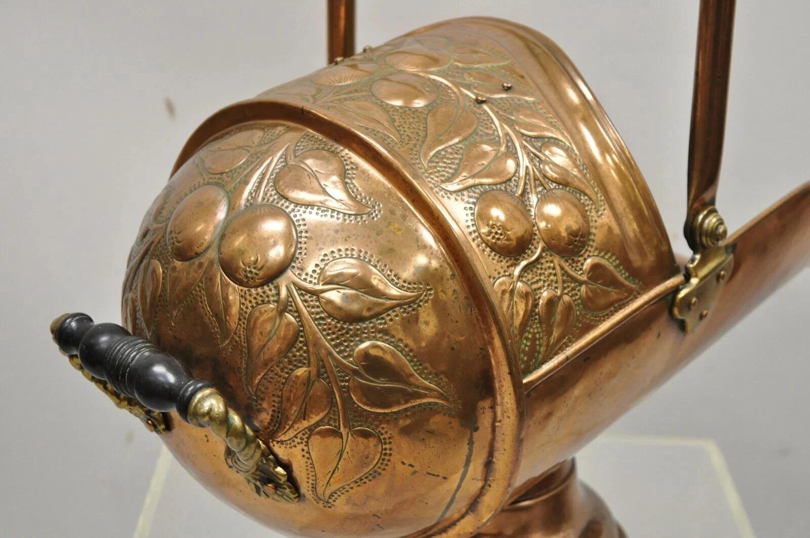 Antike englische viktorianische florale geprägte Kupferhelm Kohlenschütte Eimer (Viktorianisch) im Angebot