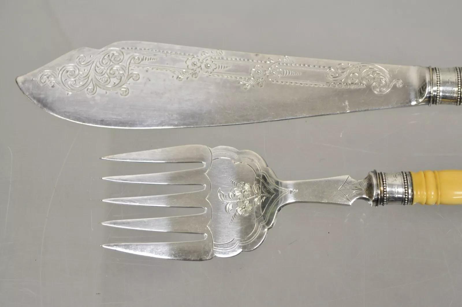 Victorien Couteau et fourchette anglais victorien ancien gravé de fleurs avec anse en celluloïd en vente