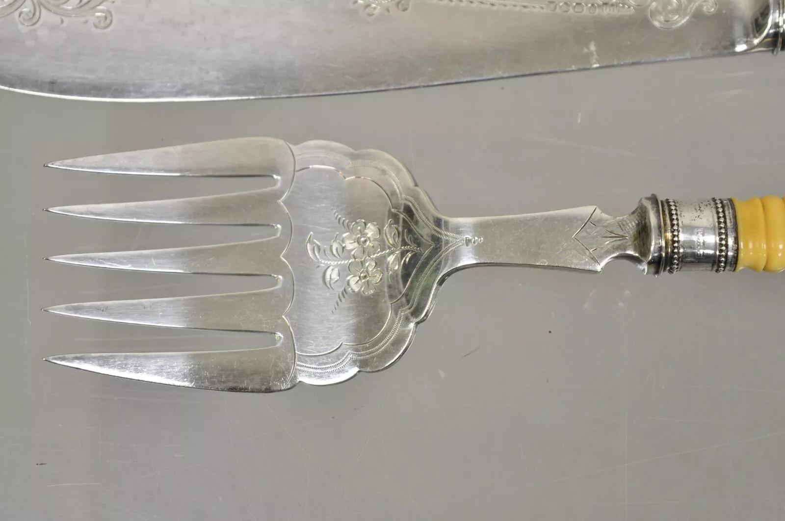 20ième siècle Couteau et fourchette anglais victorien ancien gravé de fleurs avec anse en celluloïd en vente