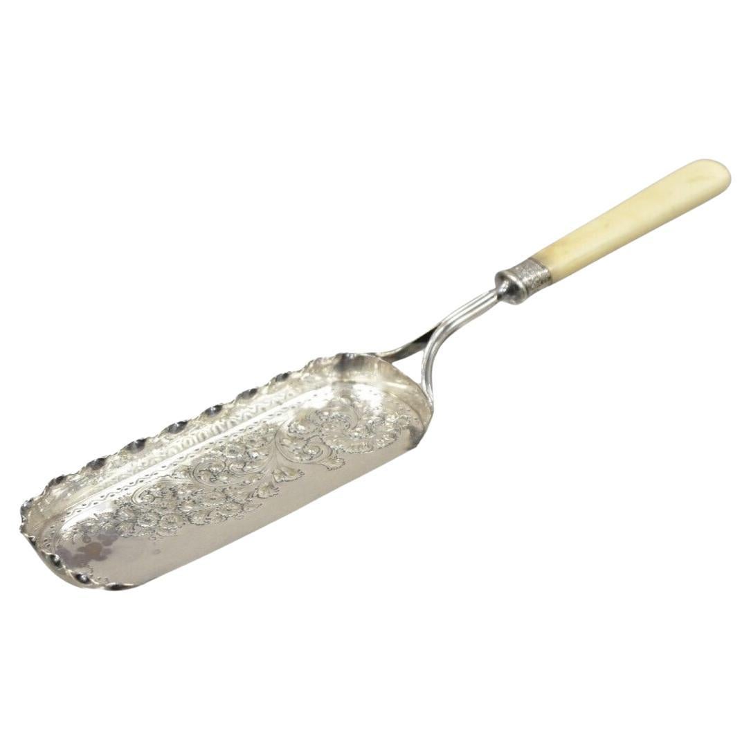 Antique English Victorian Floral Repousse Silver Plated Crumb Scoop Tray (Plateau à miettes)
