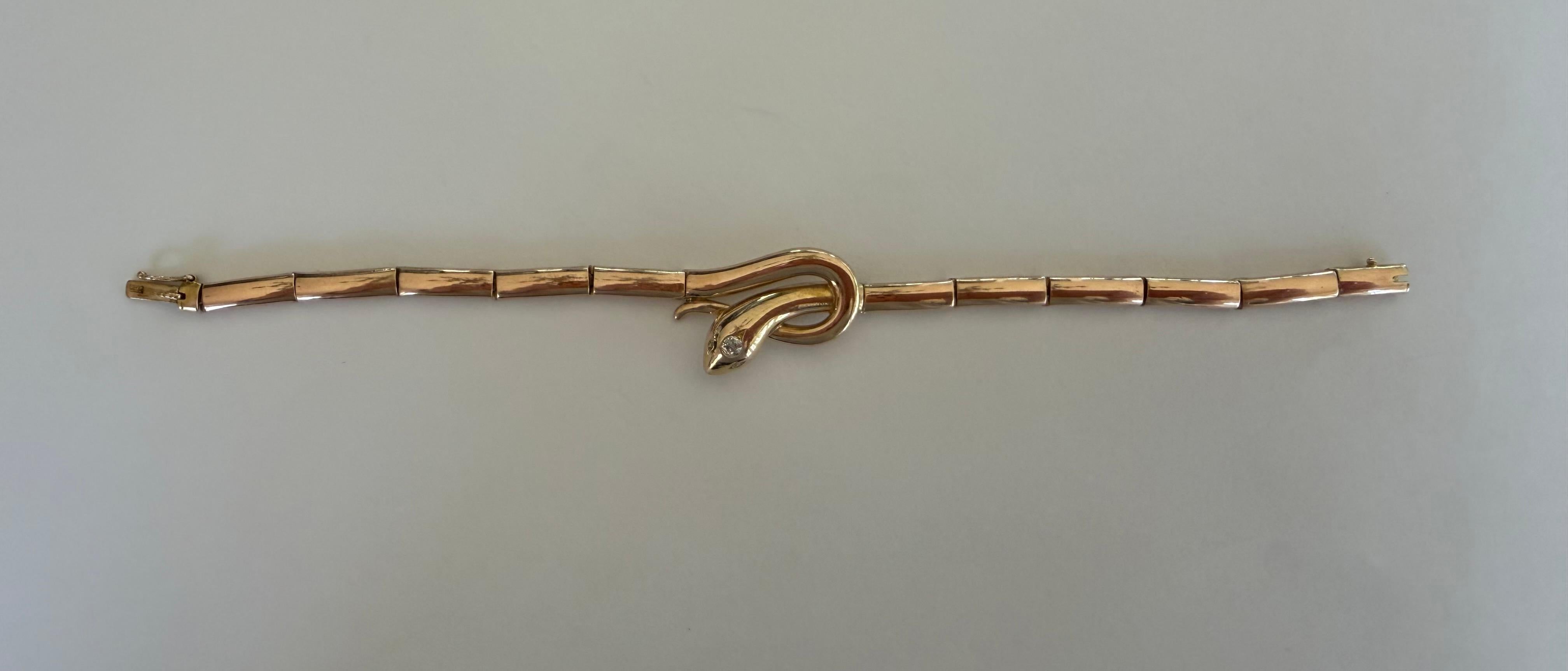 Trois diamants anciens (un de taille Old Mine et deux de taille rose) totalisant environ 0,12 carats, de couleur H et de pureté SI, ornent la tête et les yeux du serpent dans cet exquis bracelet à maillons de l'époque victorienne.  Serti en or rose