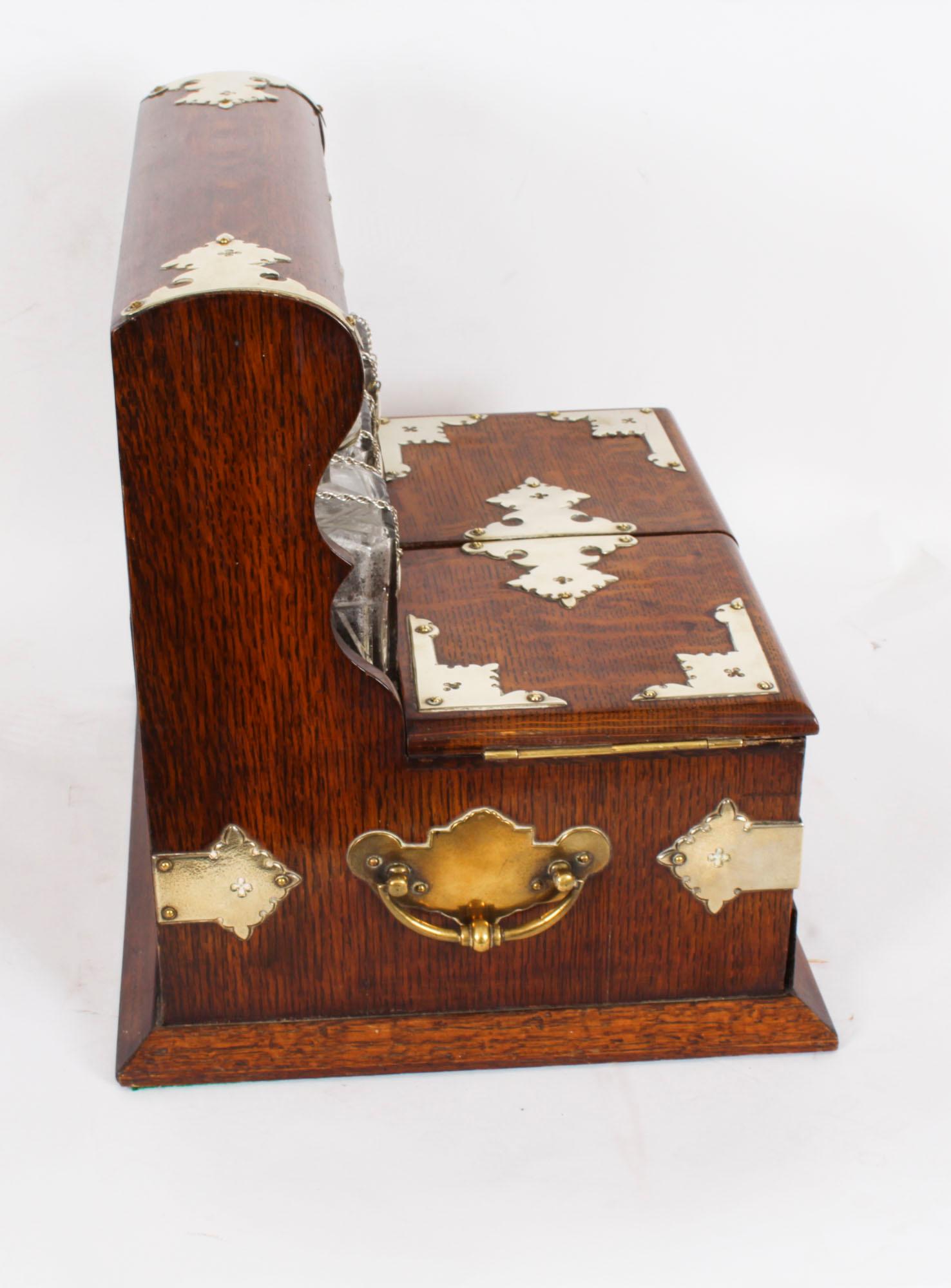Ancienne carafe à décanter anglaise victorienne en chêne doré à 3 cristaux Tantale du 19ème siècle en vente 7