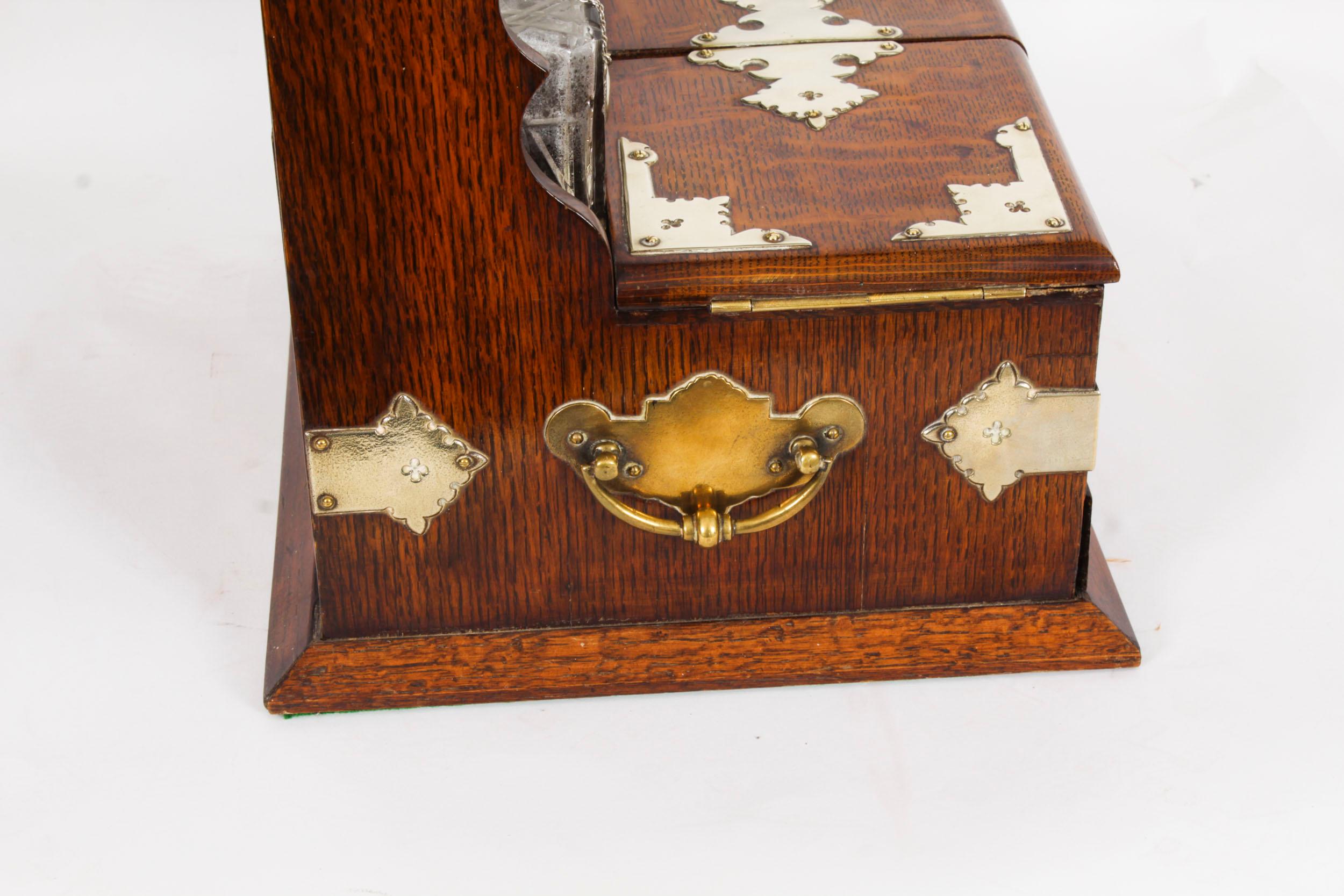 Ancienne carafe à décanter anglaise victorienne en chêne doré à 3 cristaux Tantale du 19ème siècle en vente 8