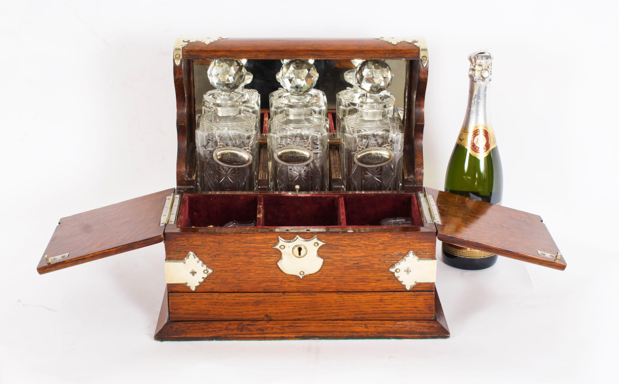 Antike englische viktorianische Bar aus goldener Eiche mit 3 Kristall-Dekanter Tantalus, 19. Jahrhundert im Angebot 14