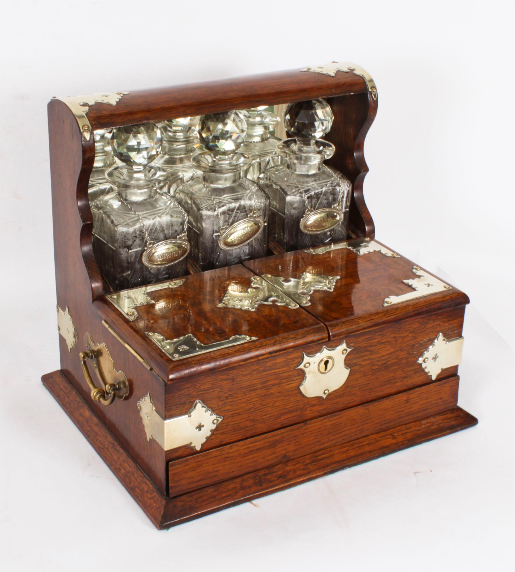 Antike englische viktorianische Bar aus goldener Eiche mit 3 Kristall-Dekanter Tantalus, 19. Jahrhundert im Angebot 15