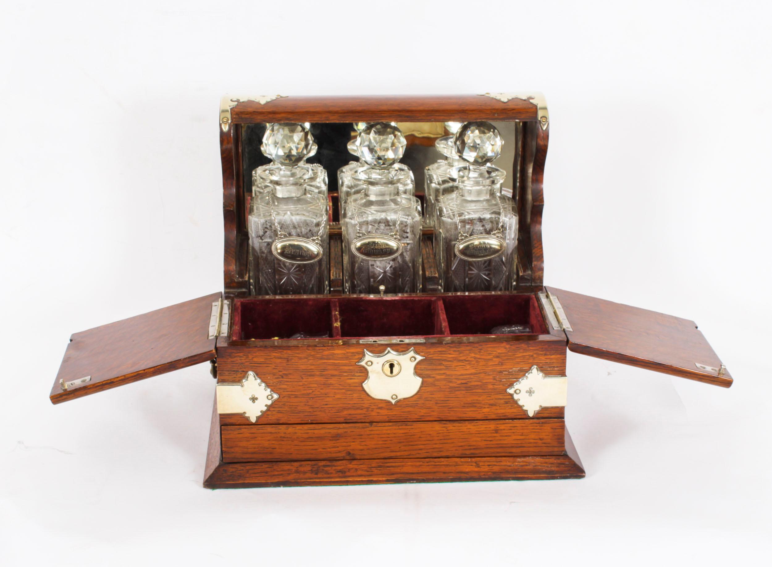 Antike englische viktorianische Bar aus goldener Eiche mit 3 Kristall-Dekanter Tantalus, 19. Jahrhundert im Zustand „Gut“ im Angebot in London, GB