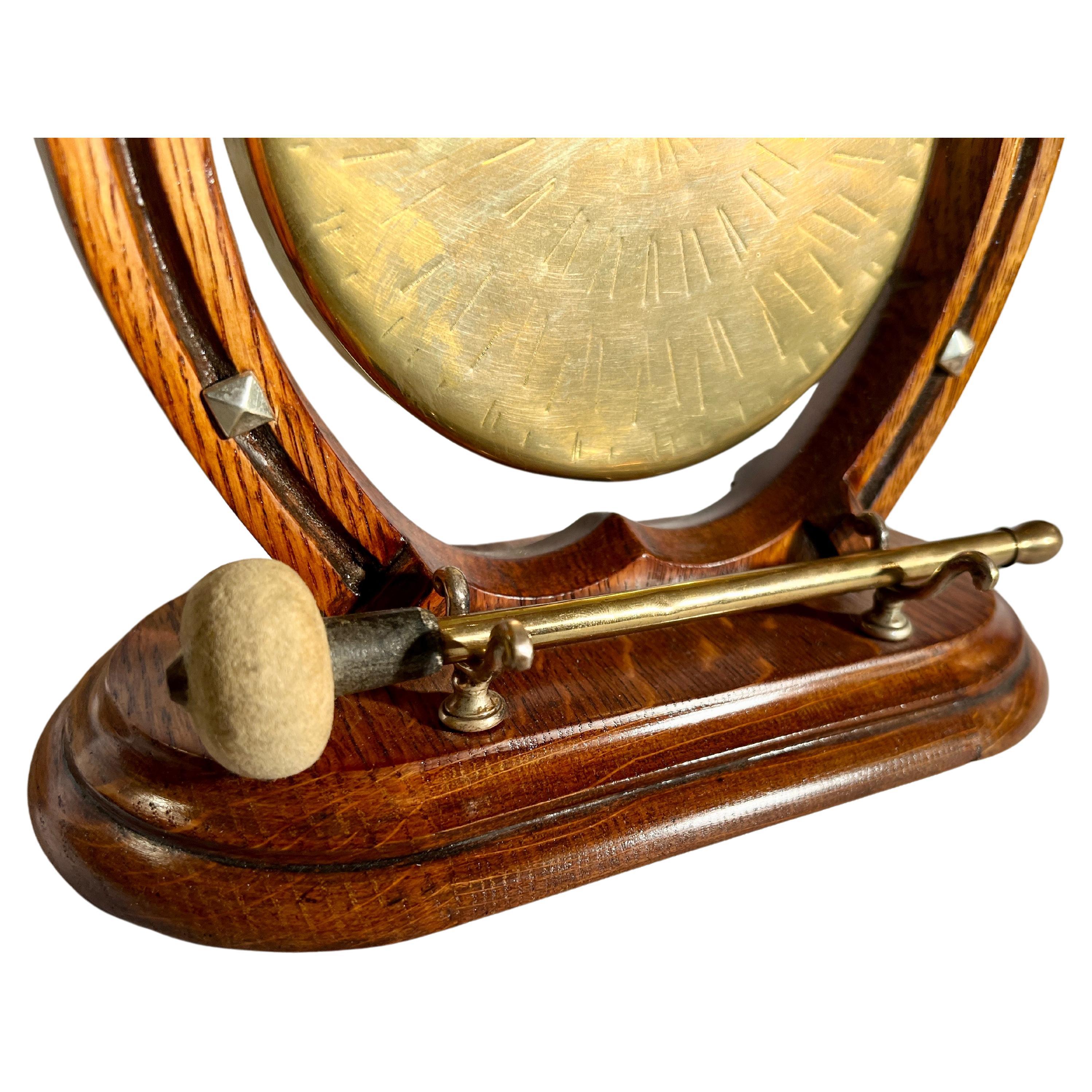 Kleiner antiker englischer viktorianischer Gong aus Goldener Eiche und Messing, CIRCA 1880-1890.