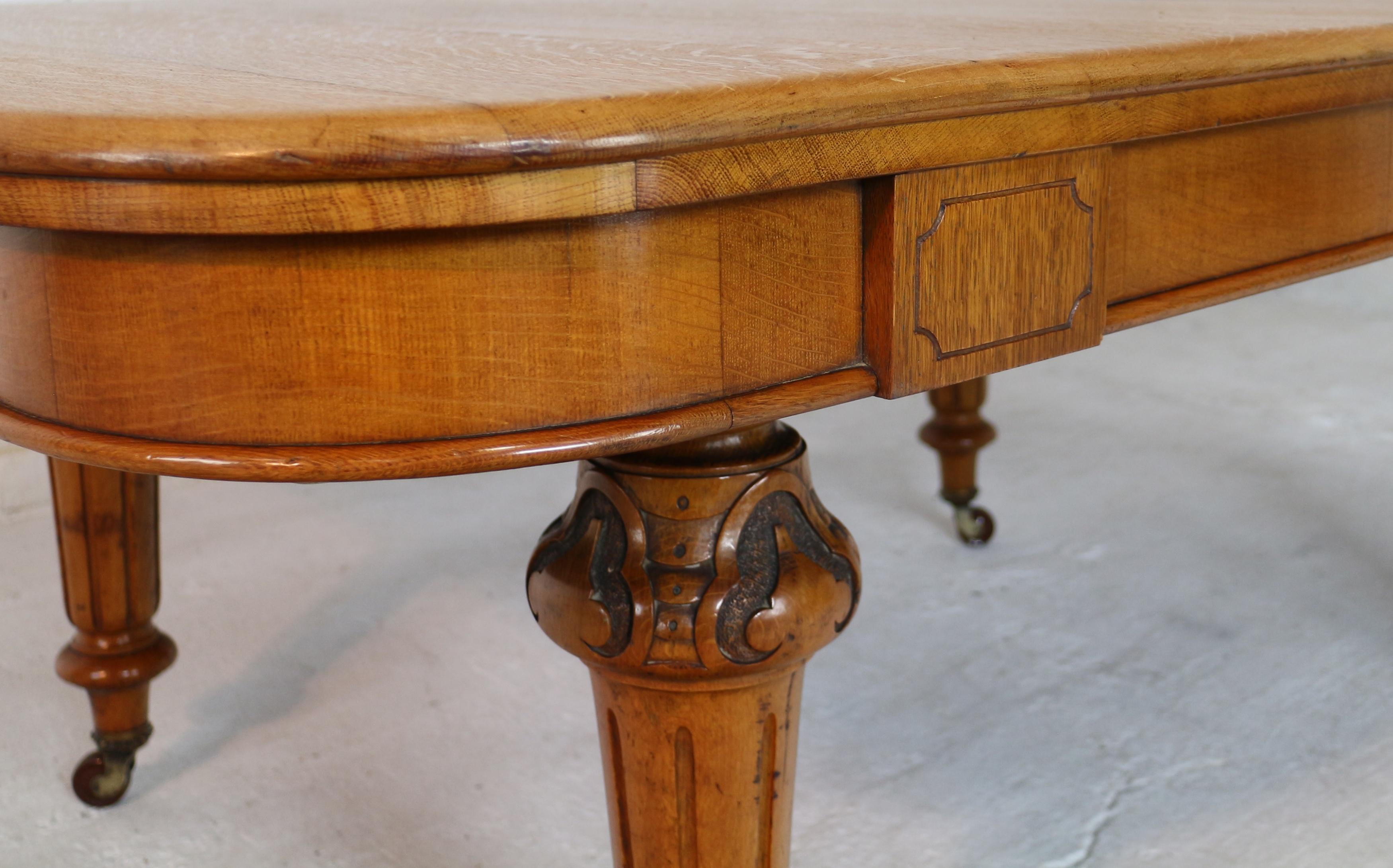 Antique English Victorian Golden Oak Extending Dining Table and Two Leaves In Good Condition In Glasgow, GB