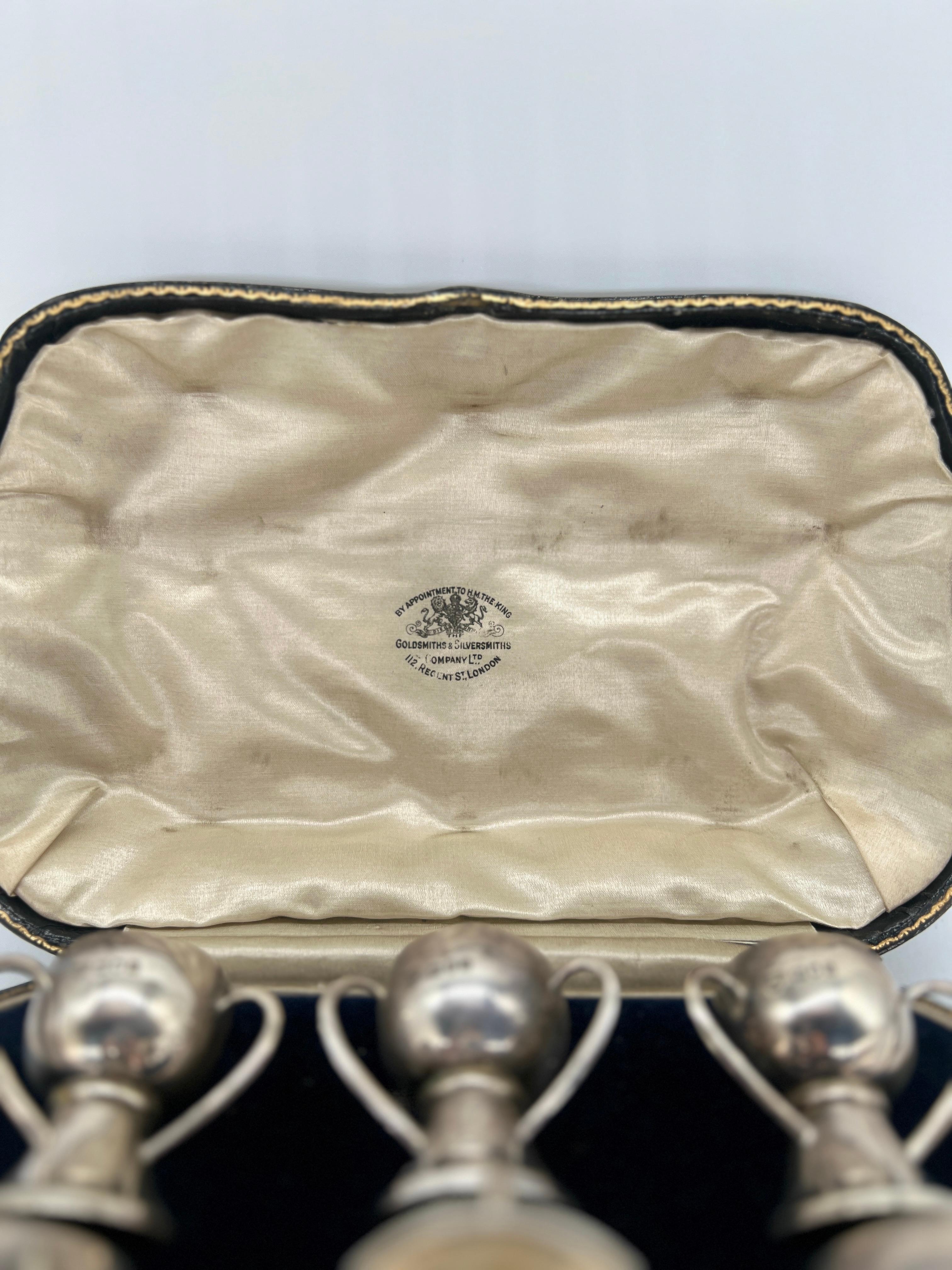 Victorien Antique salière trophée victorienne anglaise « Goldsmiths & Silversmiths » en argent sterling en vente