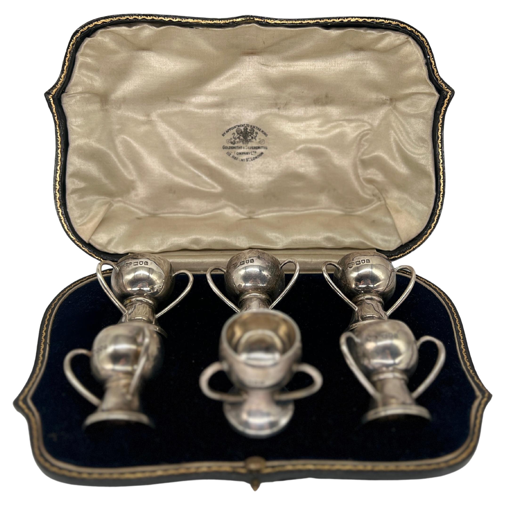 Antiguo trofeo inglés victoriano "Goldsmiths & Silversmiths" Sales de plata de ley