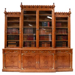 Ancienne bibliothèque victorienne anglaise en chêne gothique:: en chêne Pollard et en laiton avec fronton