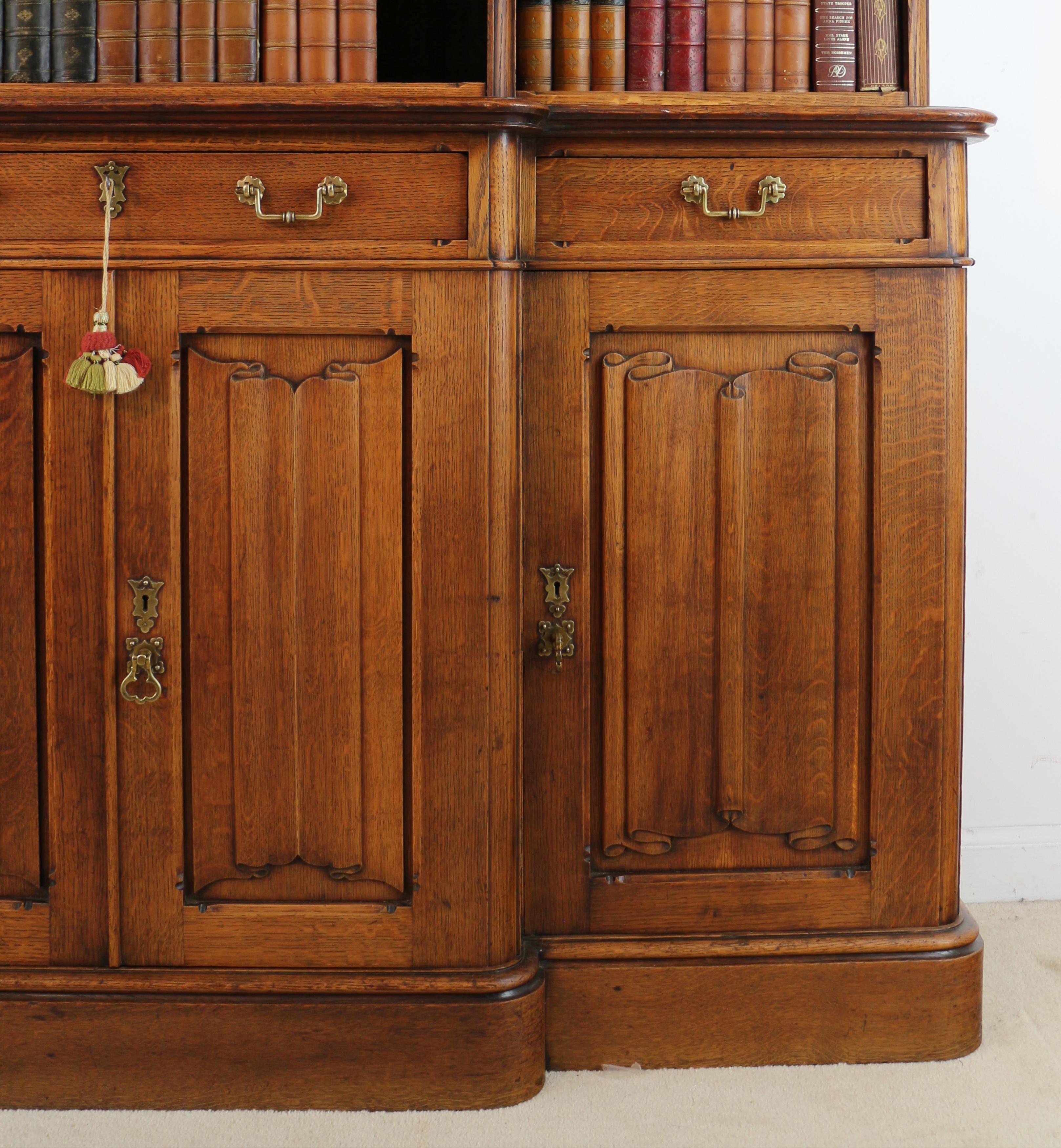 Antique English Victorian Gothic Revival Arts & Crafts Oak Breakfront Bookcase In Good Condition For Sale In Glasgow, GB