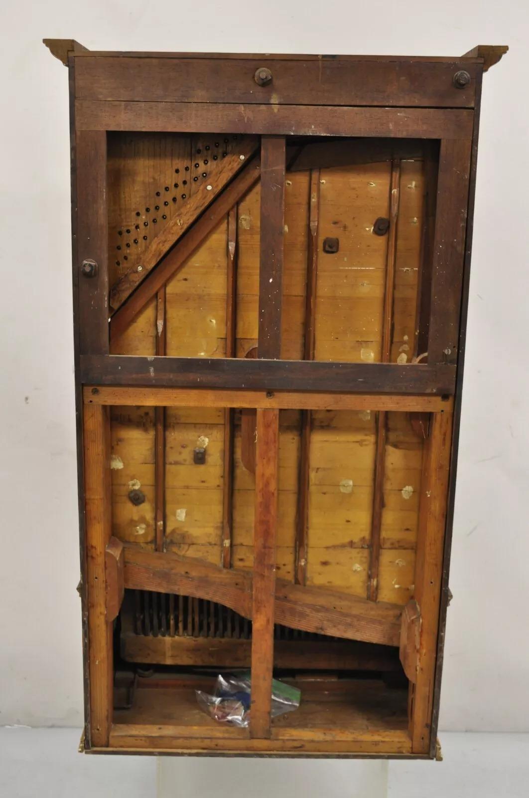 Antique English Victorian Hand Crank Mahogany Case Portable Upright Barrel Piano en vente 3