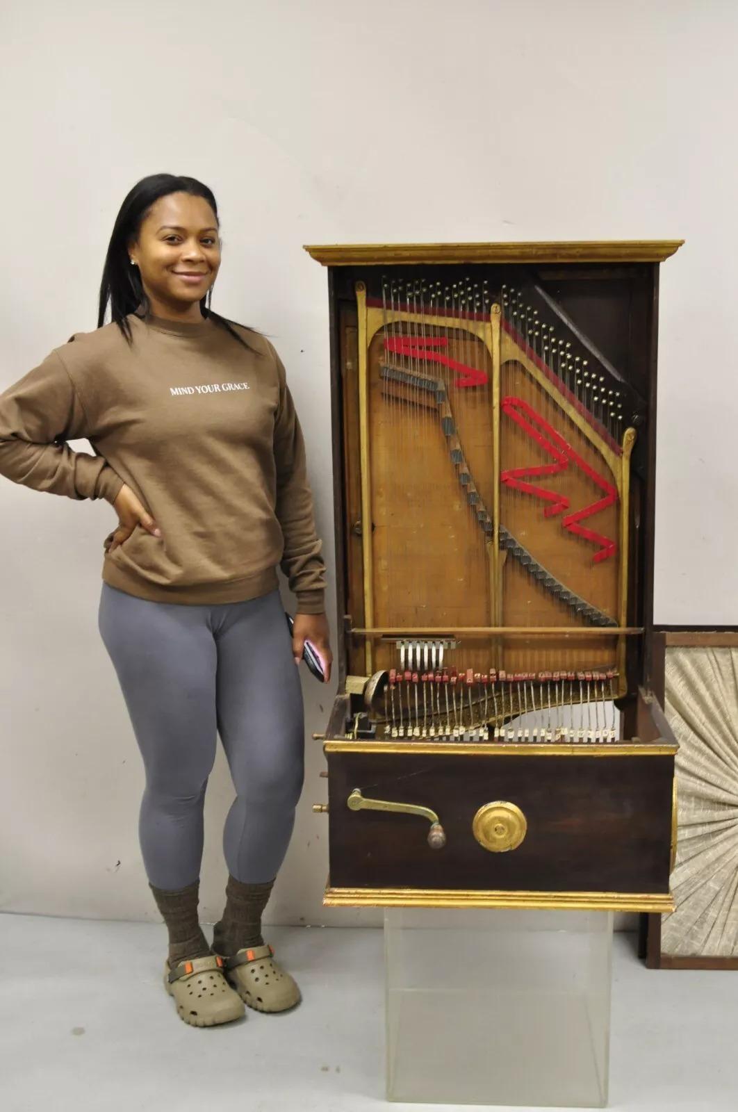 Antique English Victorian Hand Crank Mahogany Case Portable Upright Barrel Piano en vente 5