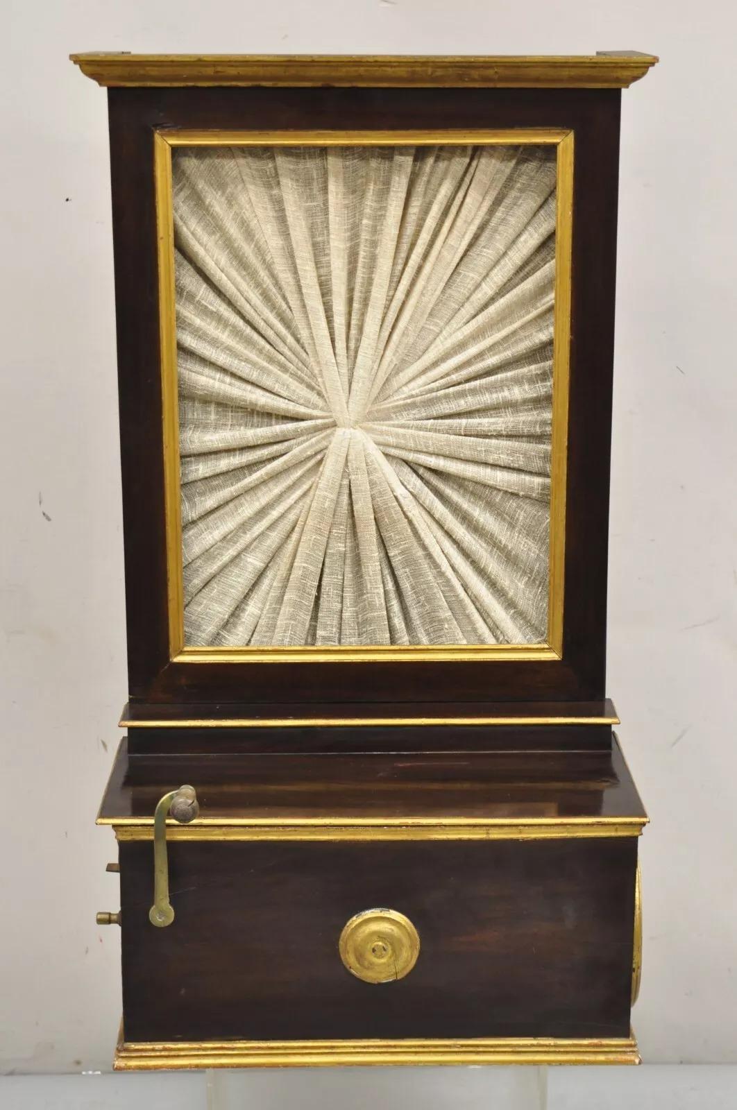 Antique English Victorian Hand Crank Mahogany Case Portable Upright Barrel Piano with Gold Gilt Trim. Vers la fin du 19e siècle. Dimensions : 45