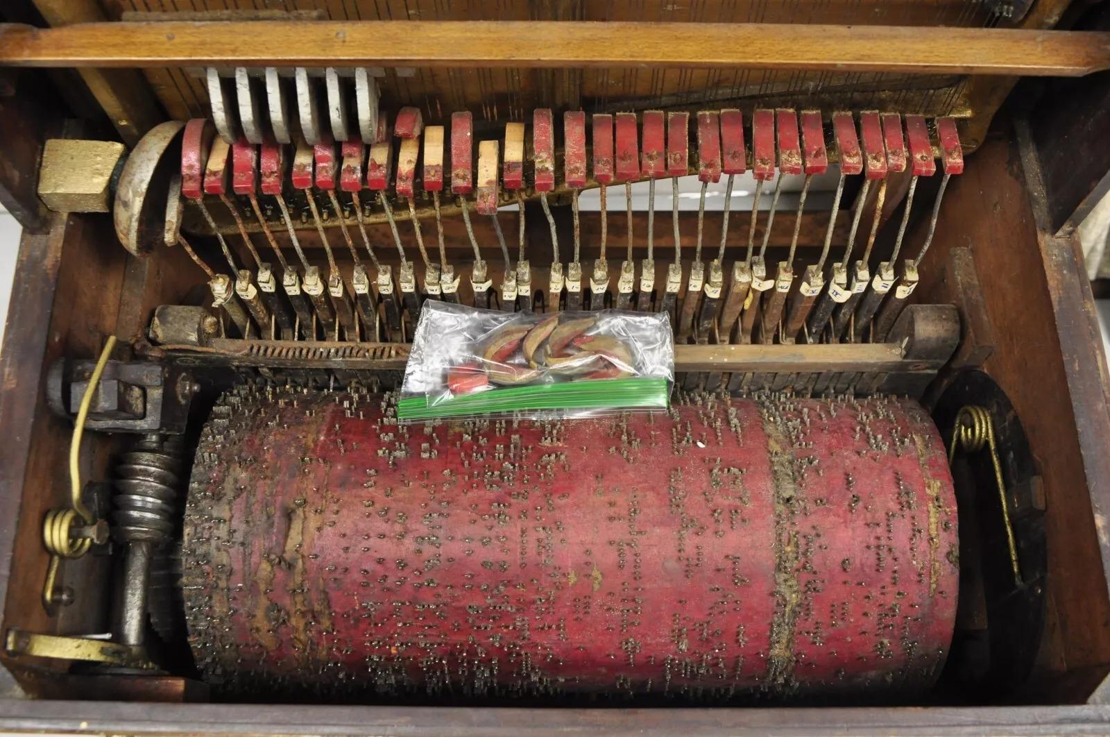 Antique English Victorian Hand Crank Mahogany Case Portable Upright Barrel Piano en vente 2