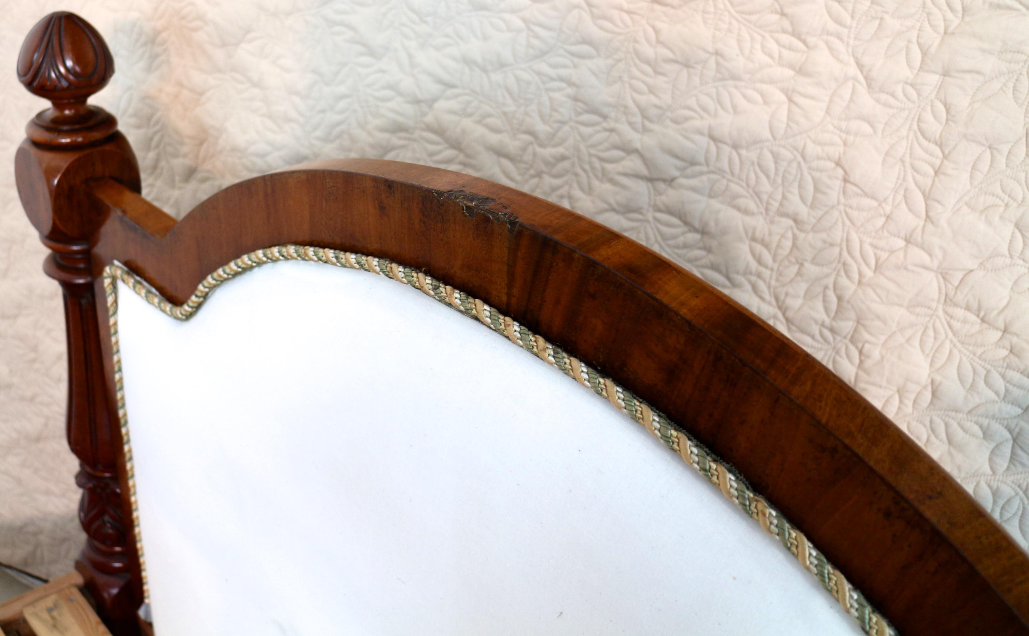 Antike englische viktorianische hohe Rückenlehne Mahagoni & gepolstertes Bett im Angebot 10