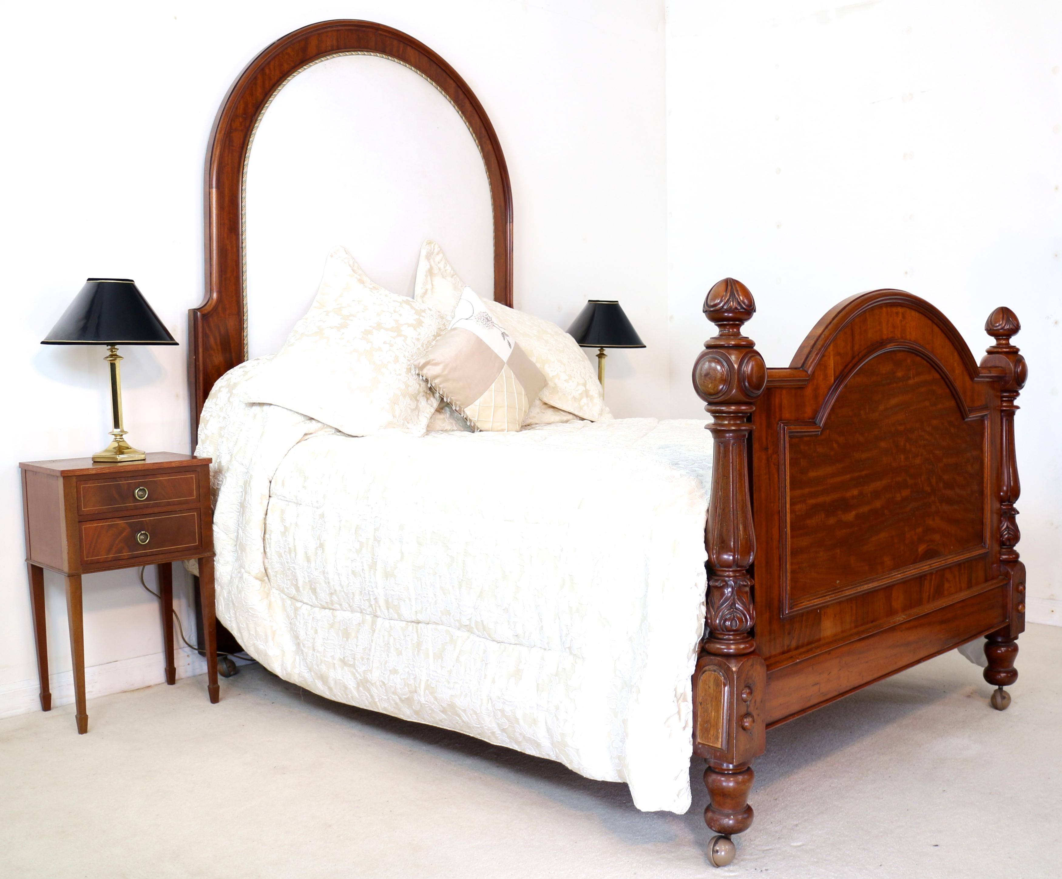 Antike englische viktorianische hohe Rückenlehne Mahagoni & gepolstertes Bett (Viktorianisch) im Angebot
